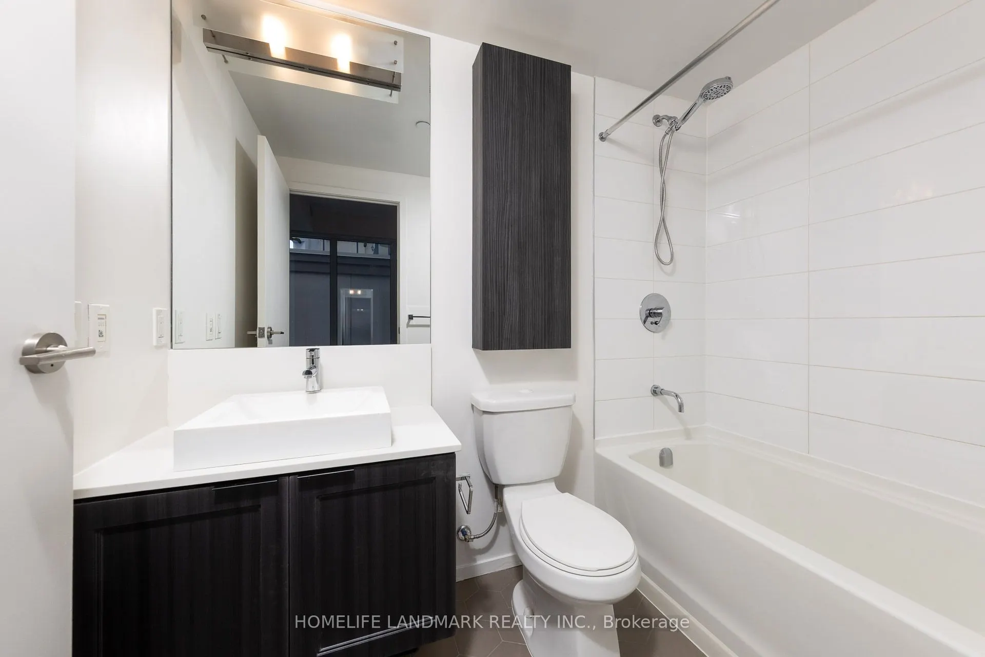68 Shuter Street, #910