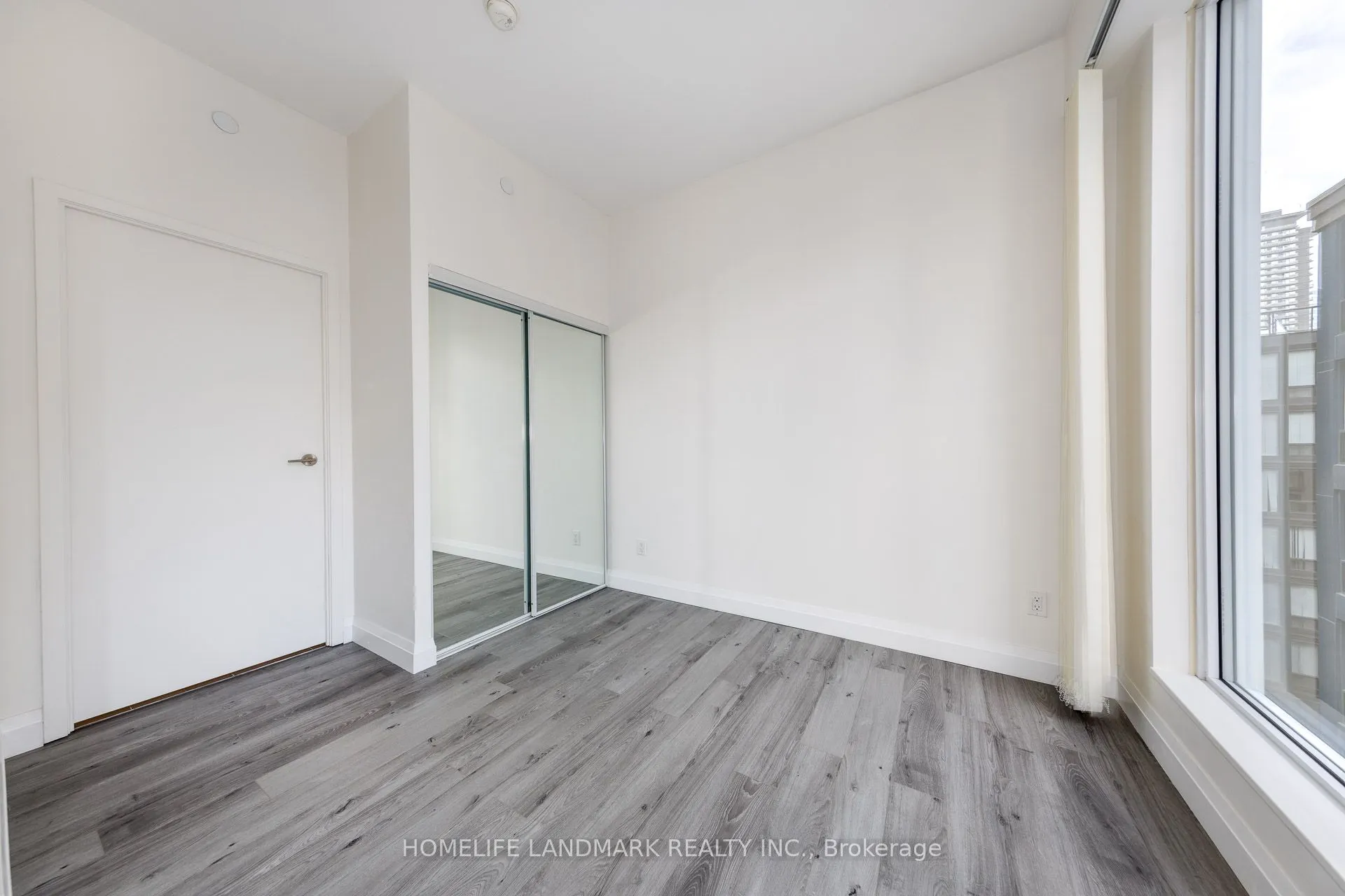 68 Shuter Street, #910