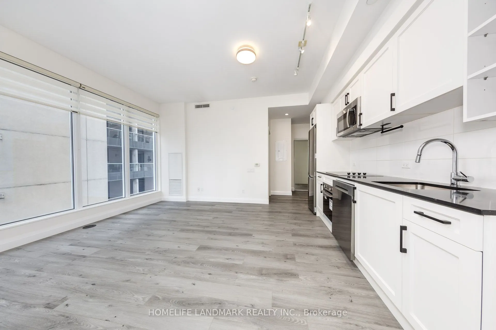68 Shuter Street, #910