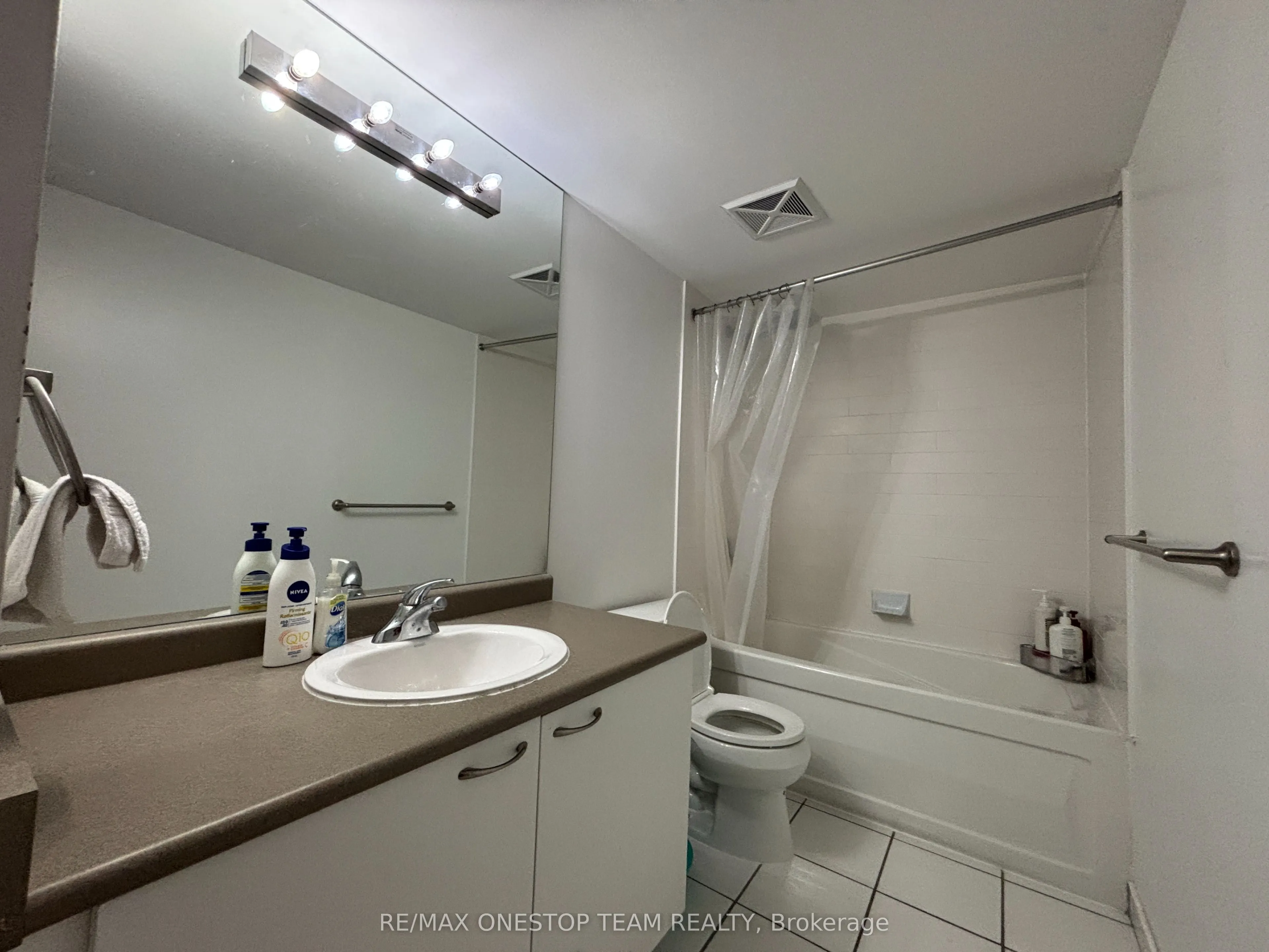 22 Wellesley Street E, #601