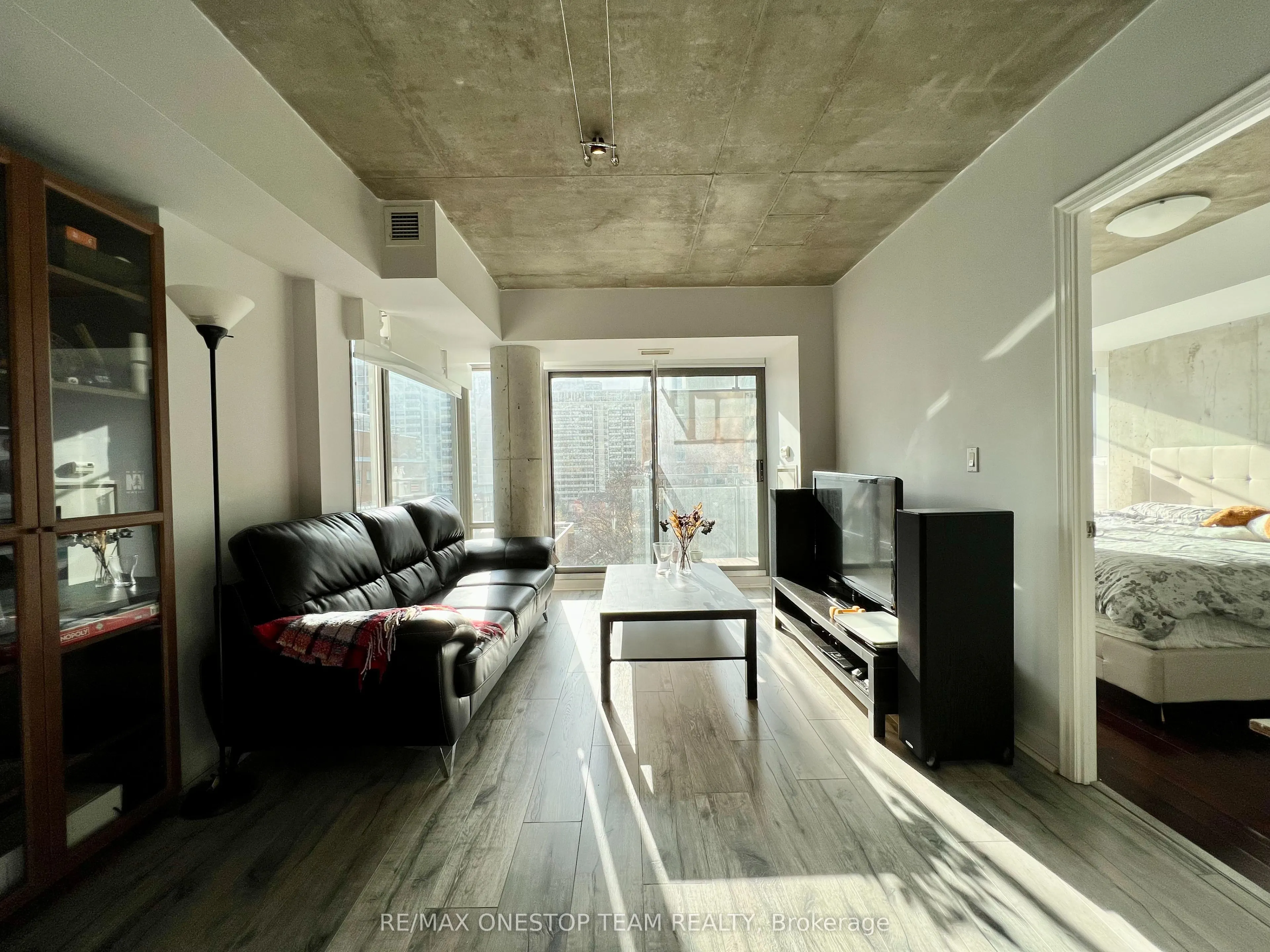 22 Wellesley Street E, #601