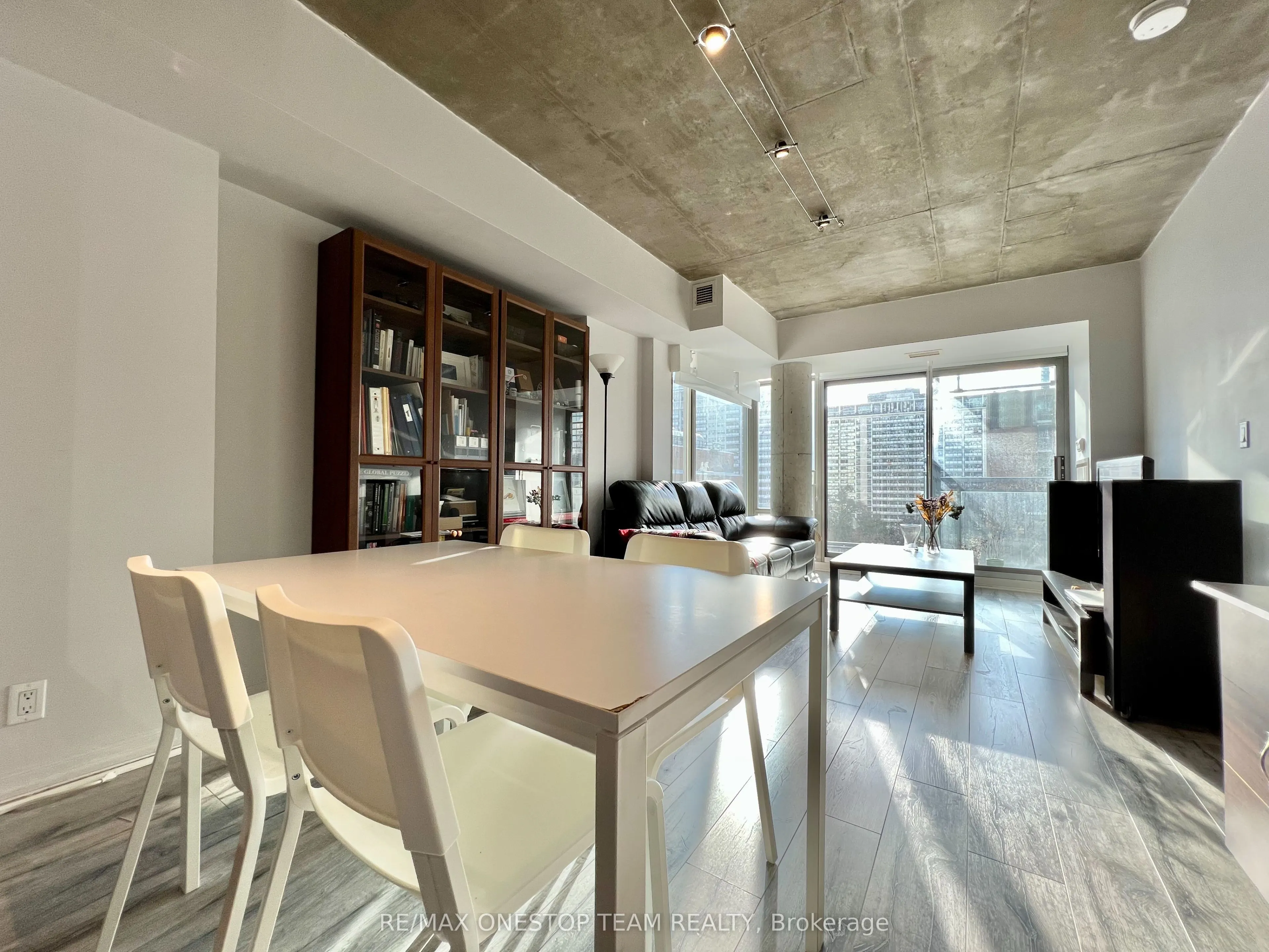 22 Wellesley Street E, #601