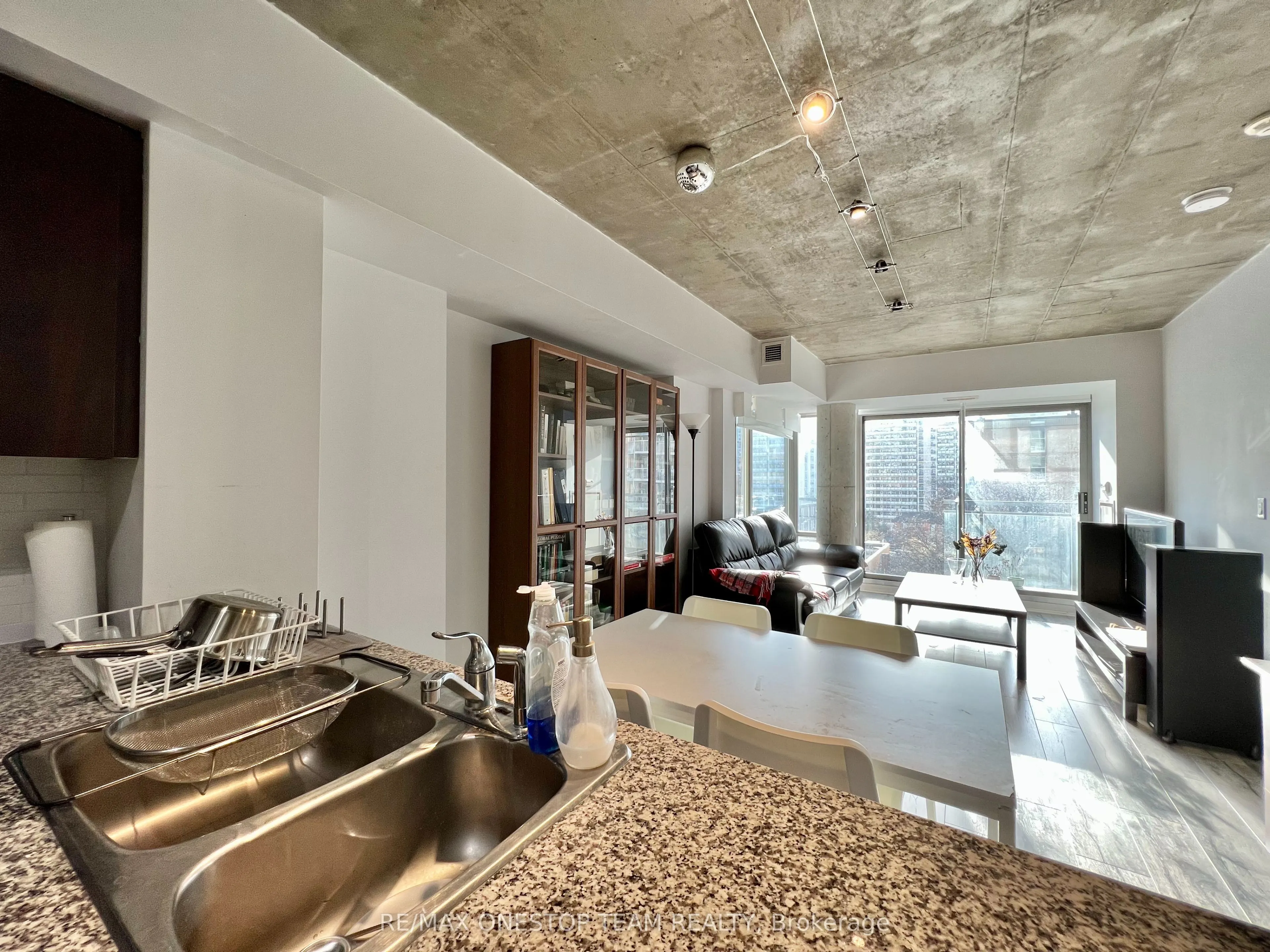 22 Wellesley Street E, #601