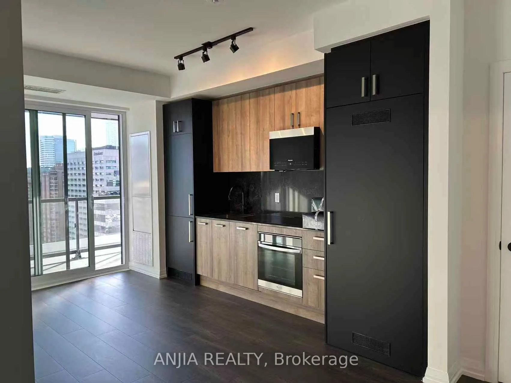 280 Dundas Street, #2204