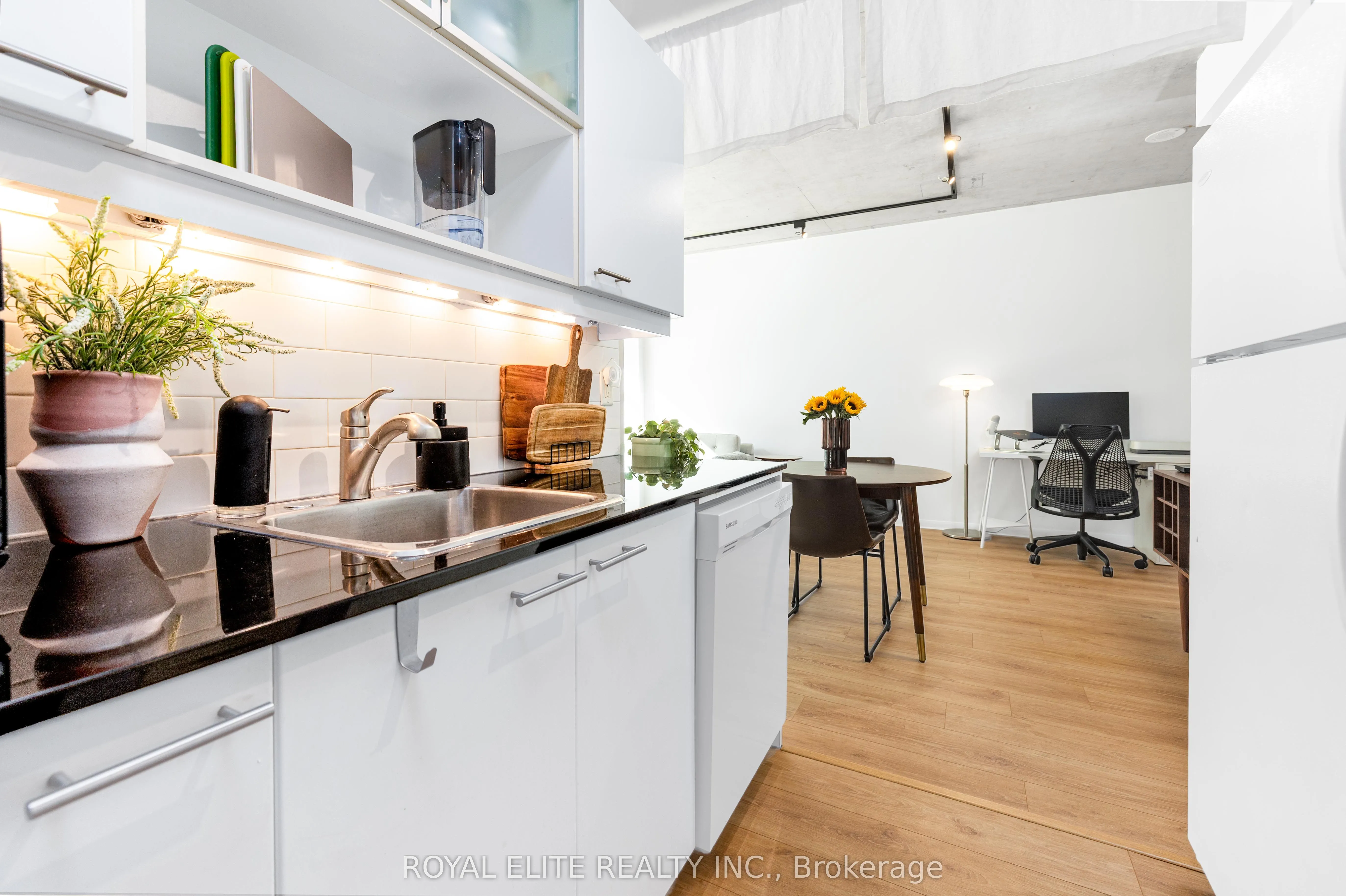 218 King Street E, #307