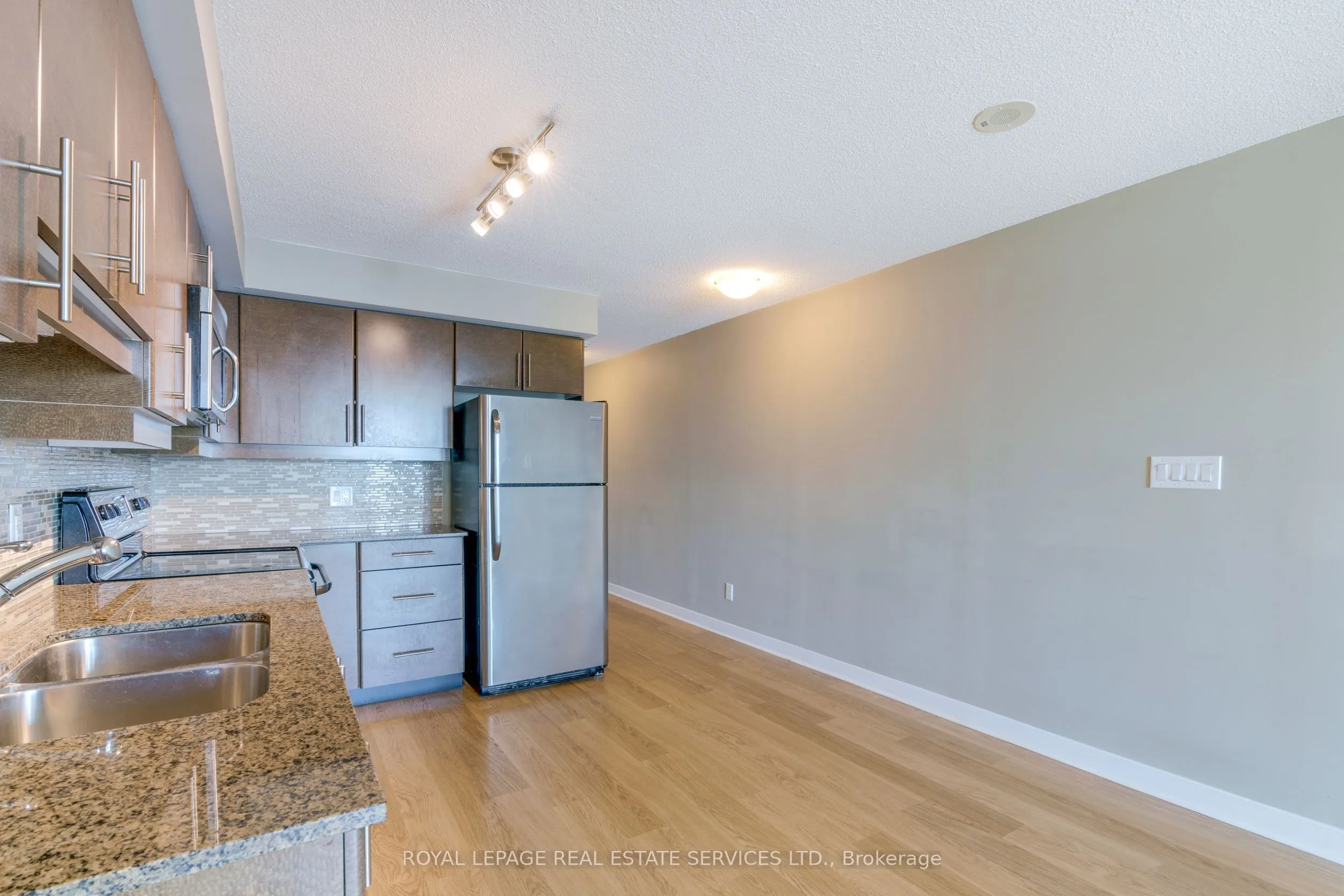 33 Bay Street, #2011