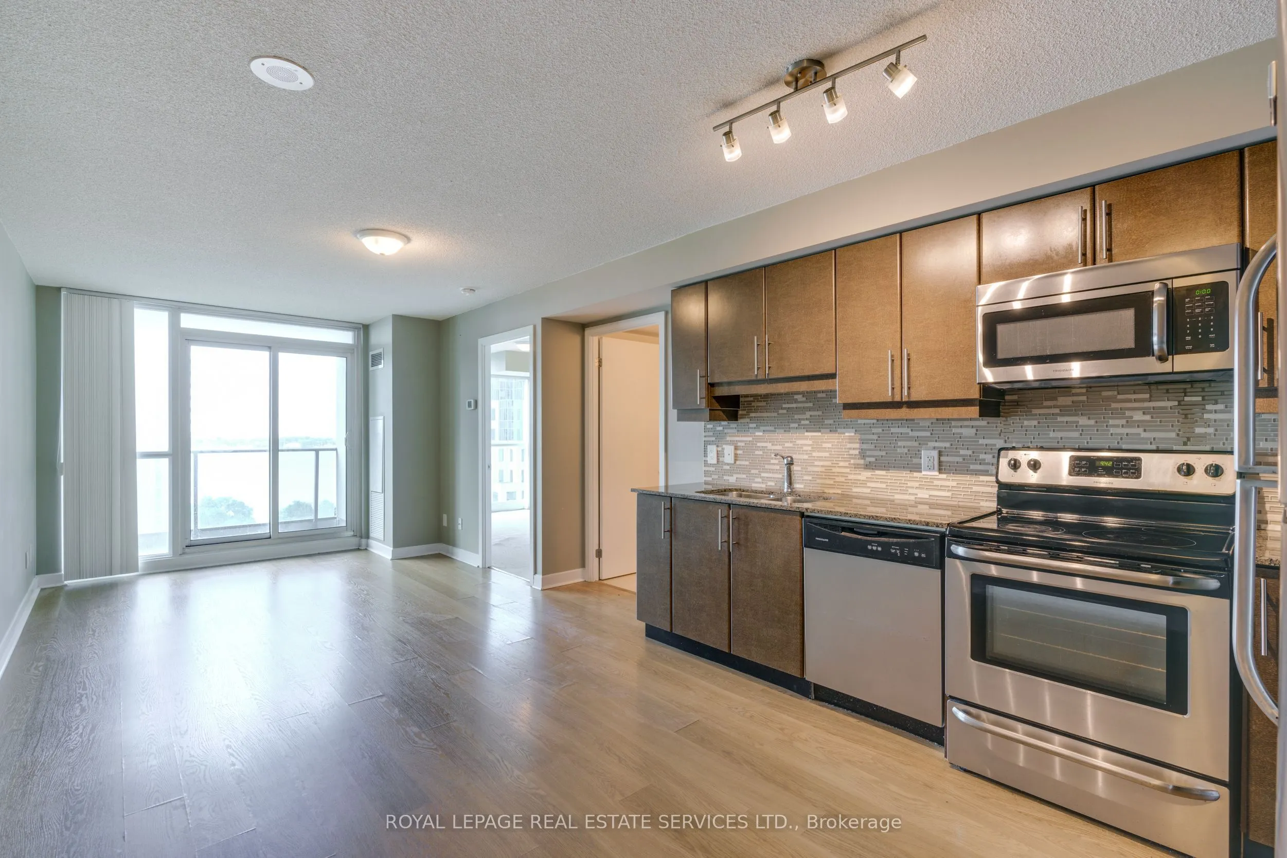 33 Bay Street, #2011
