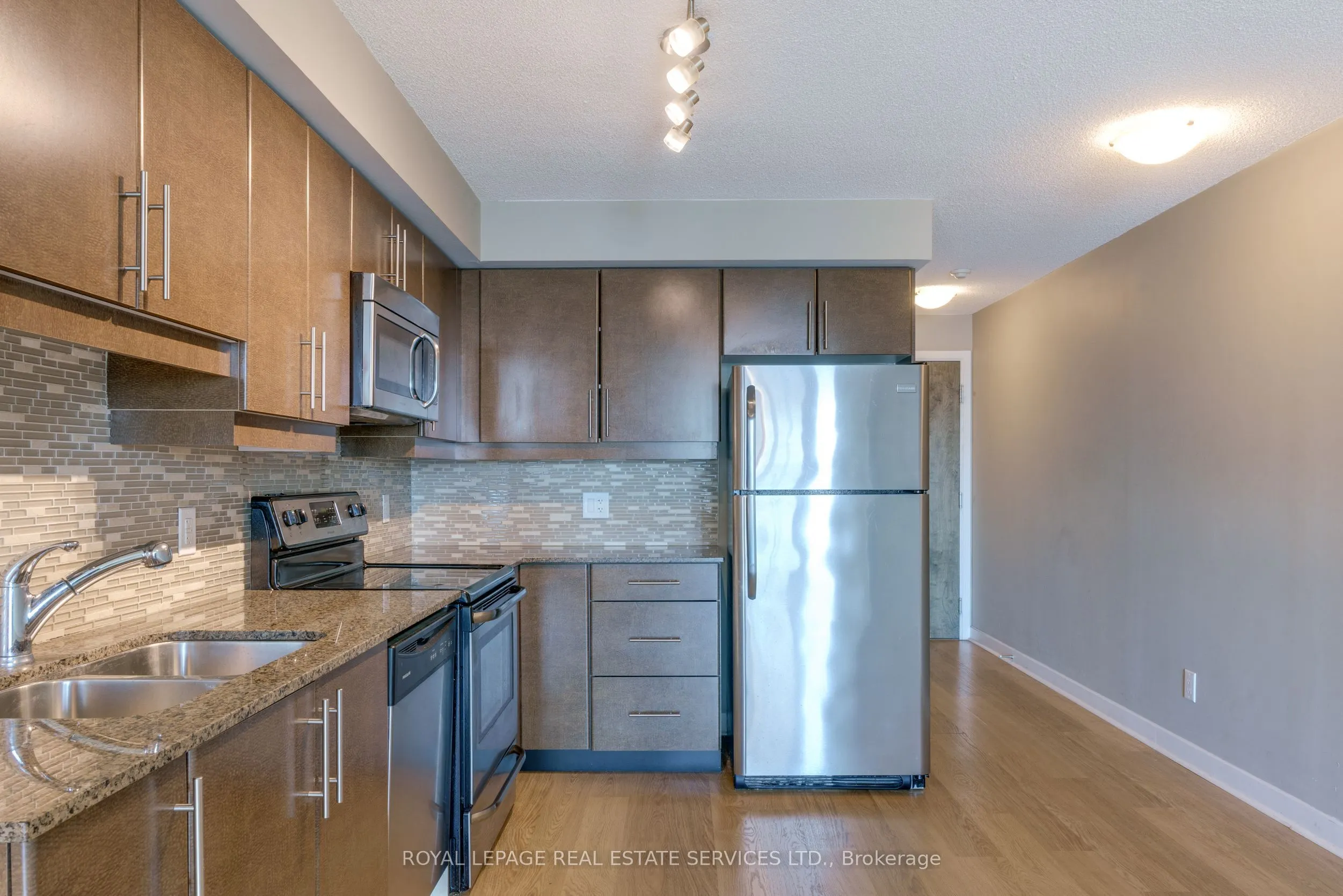 33 Bay Street, #2011