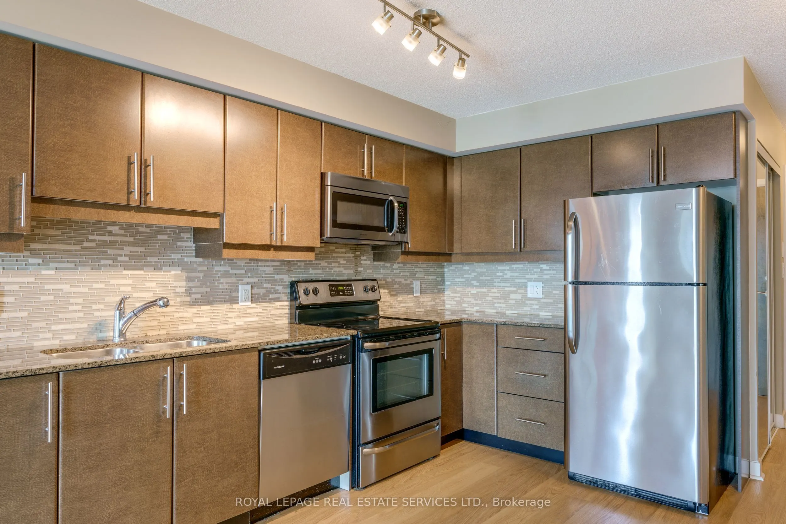 33 Bay Street, #2011