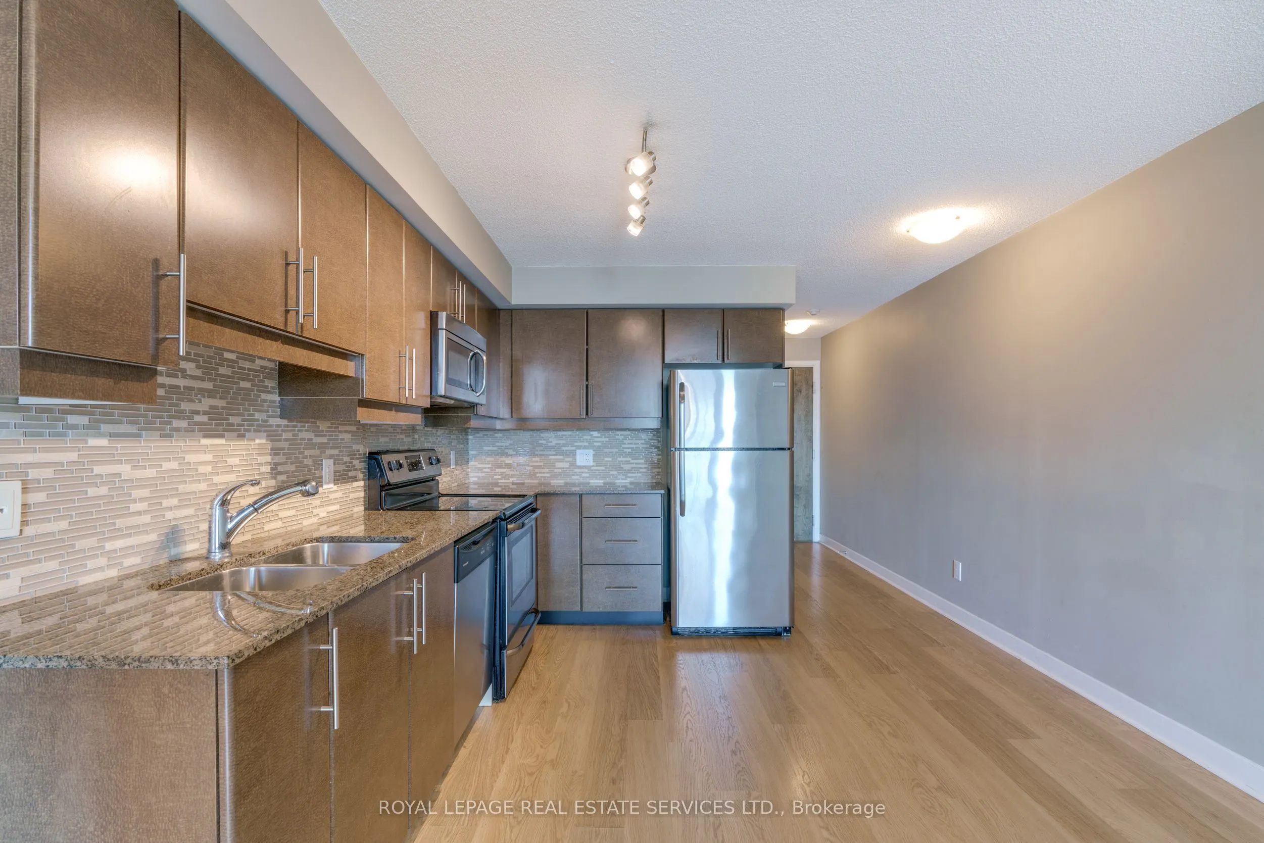 33 Bay Street, #2011