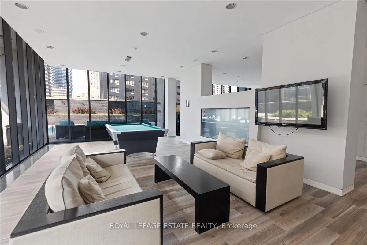33 Charles Street E, #811