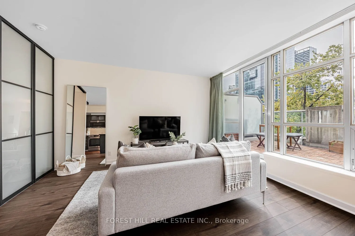 350 Wellington Street W, #306
