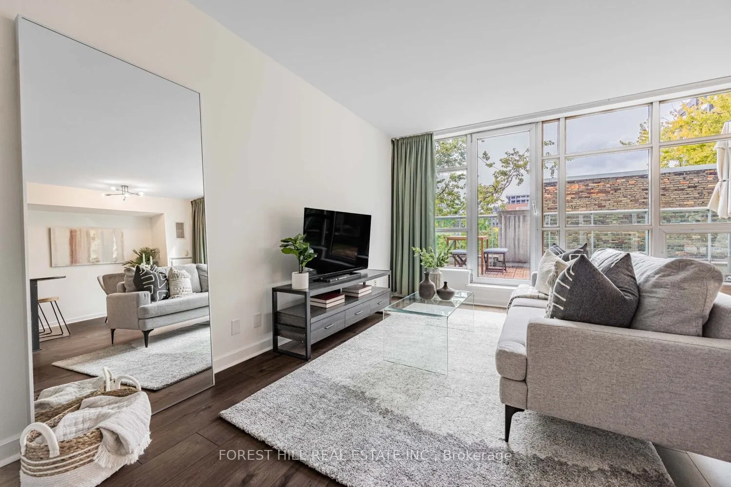 350 Wellington Street W, #306