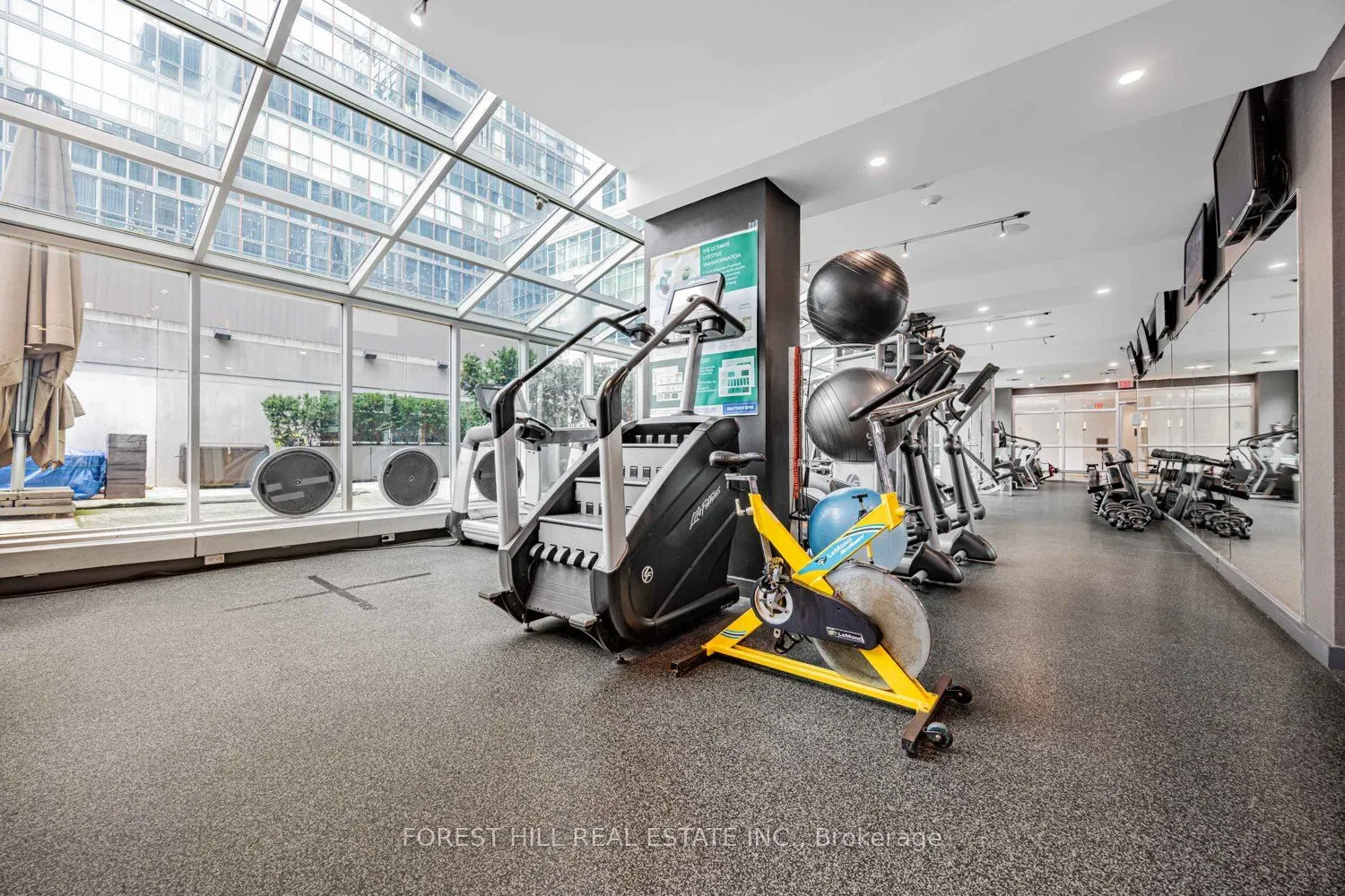 350 Wellington Street W, #306