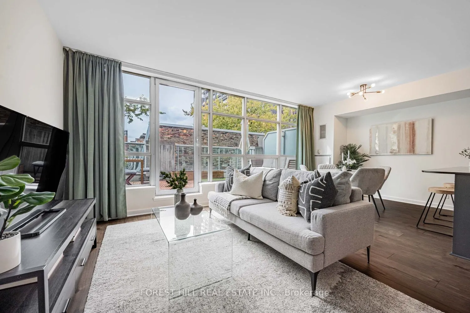 350 Wellington Street W, #306