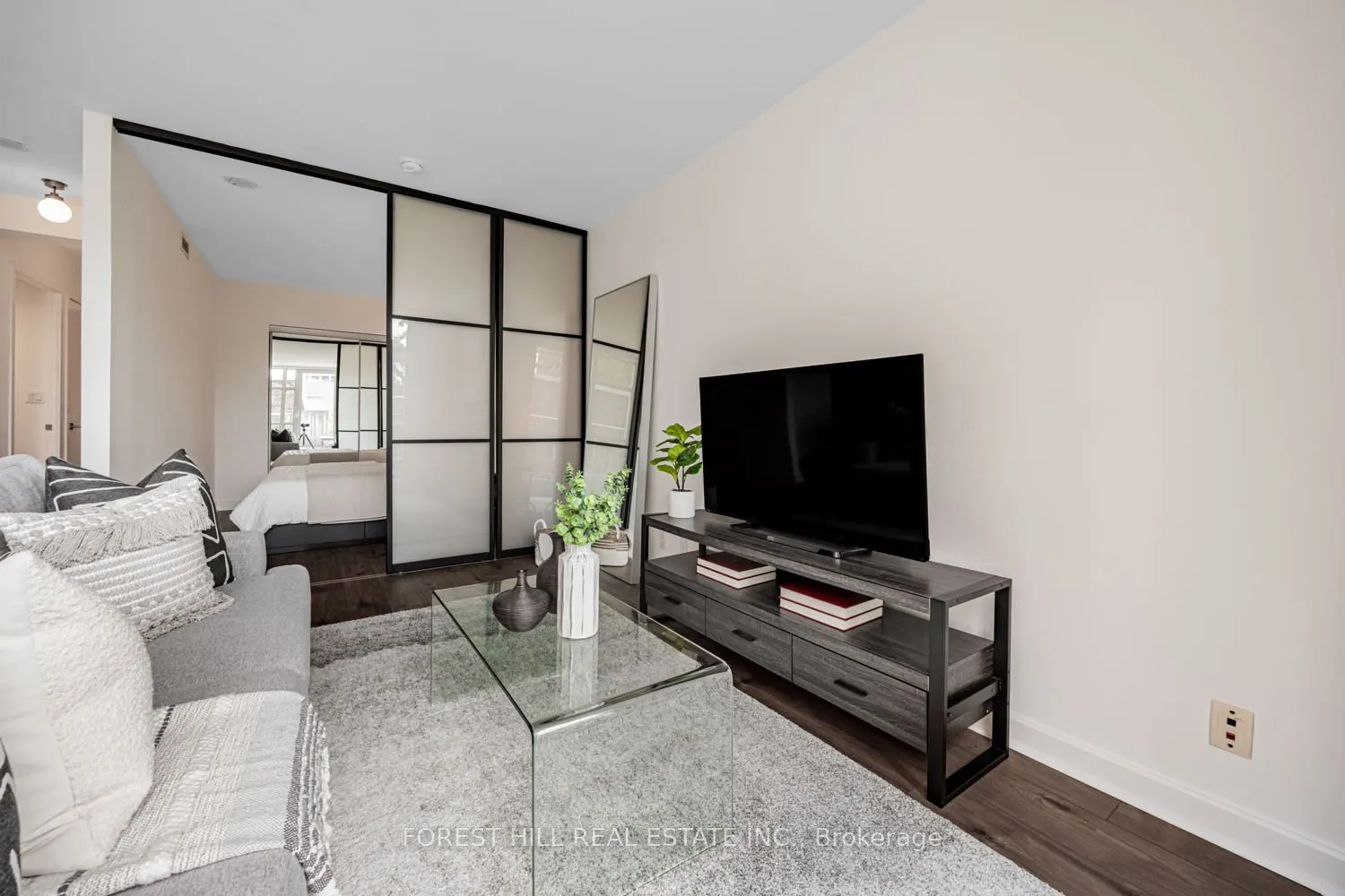 350 Wellington Street W, #306
