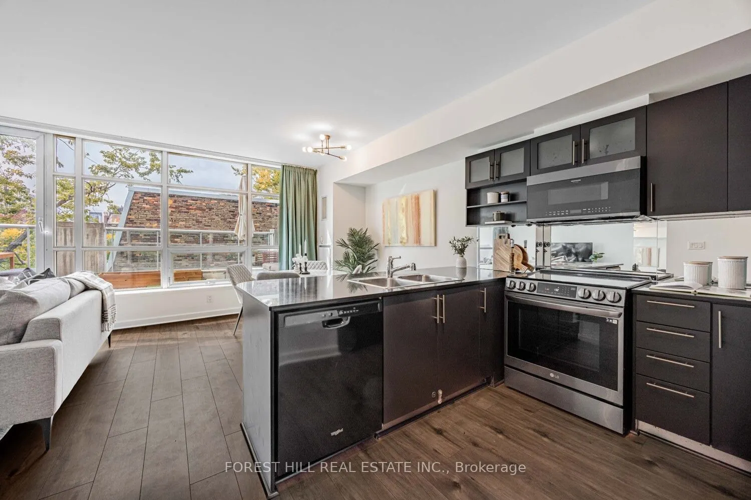350 Wellington Street W, #306