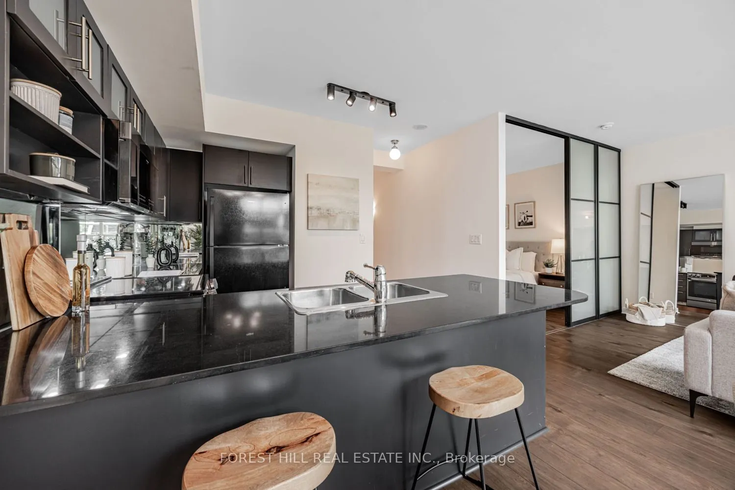 350 Wellington Street W, #306