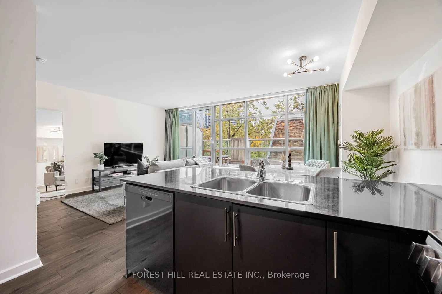 350 Wellington Street W, #306