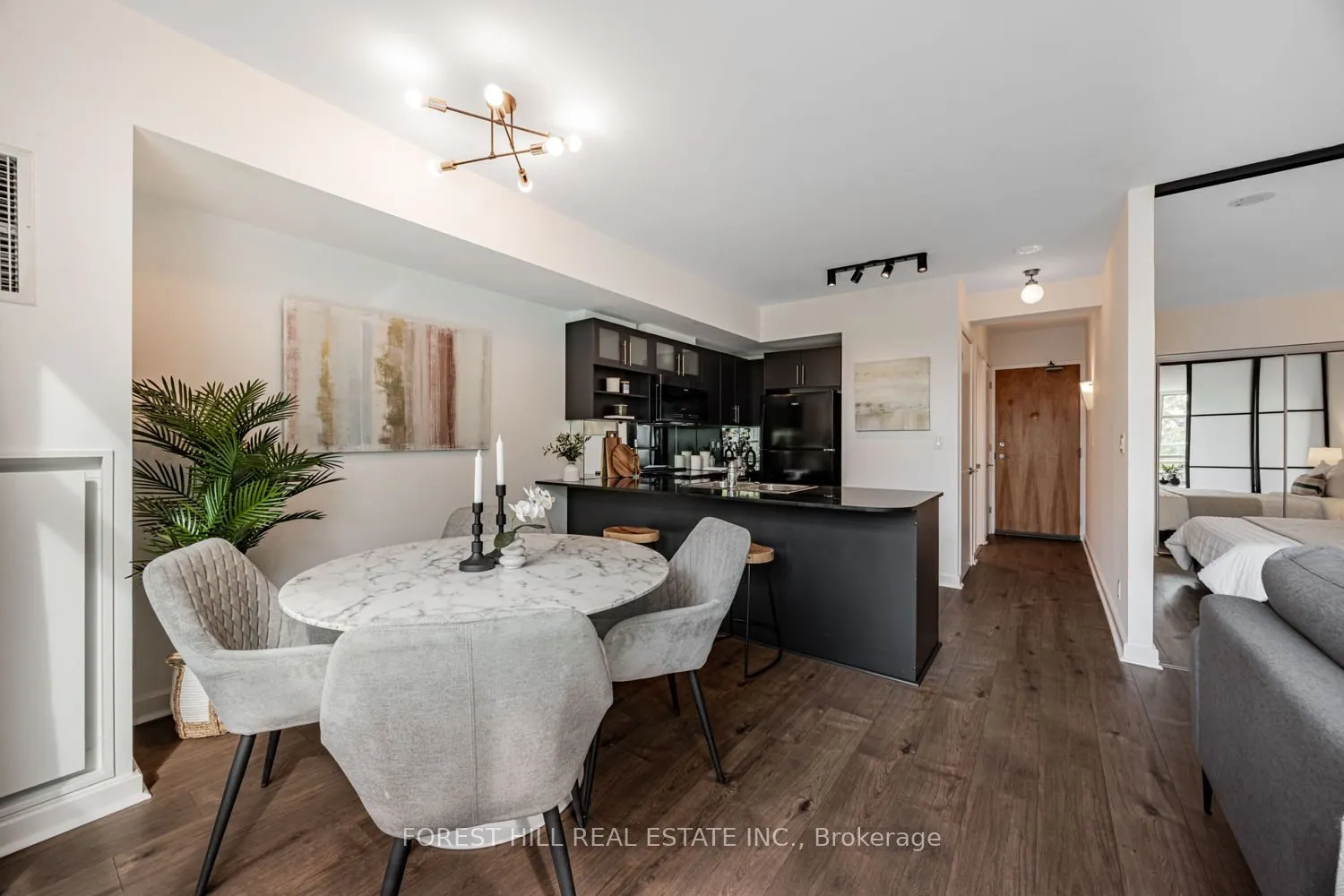 350 Wellington Street W, #306