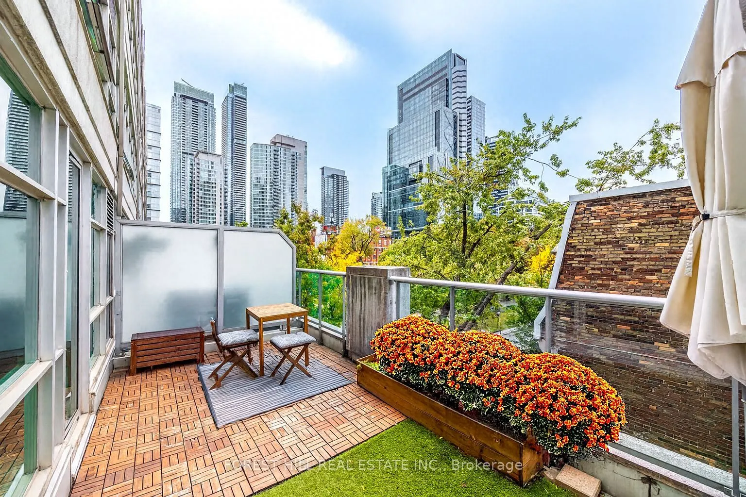 350 Wellington Street W, #306