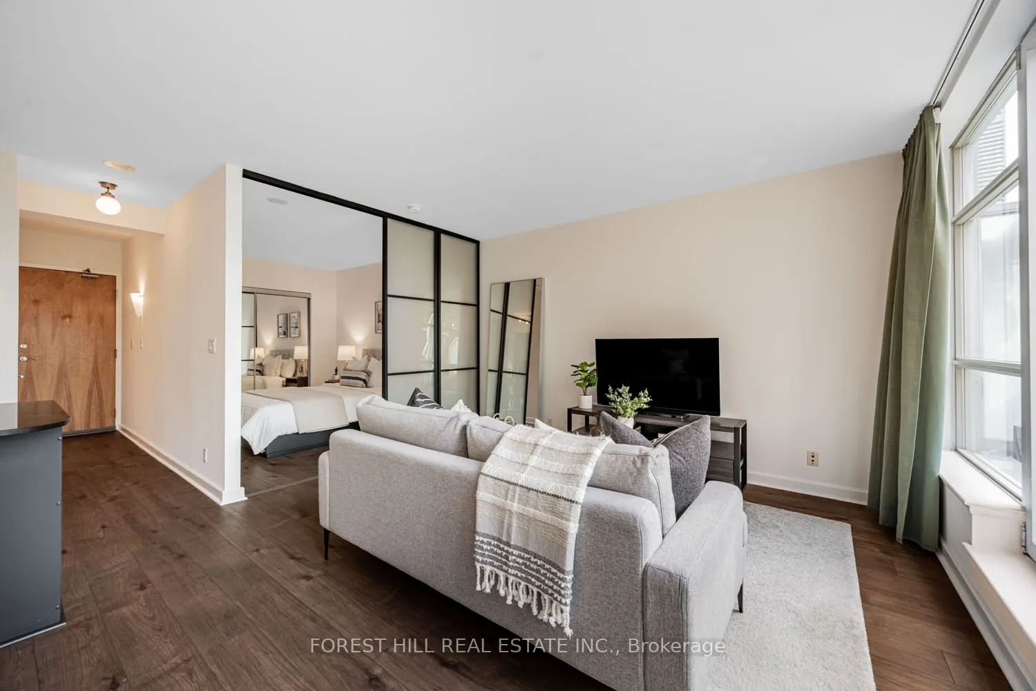 350 Wellington Street W, #306