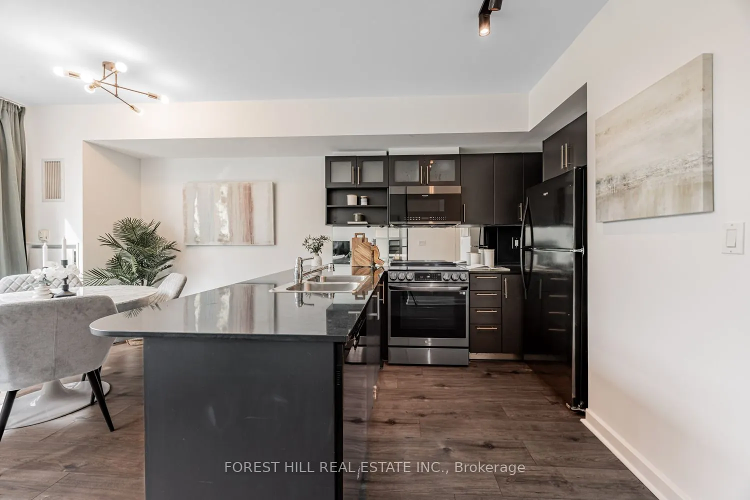 350 Wellington Street W, #306