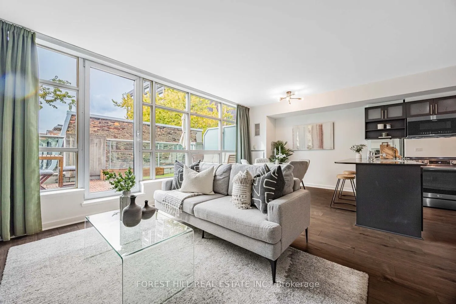 350 Wellington Street W, #306