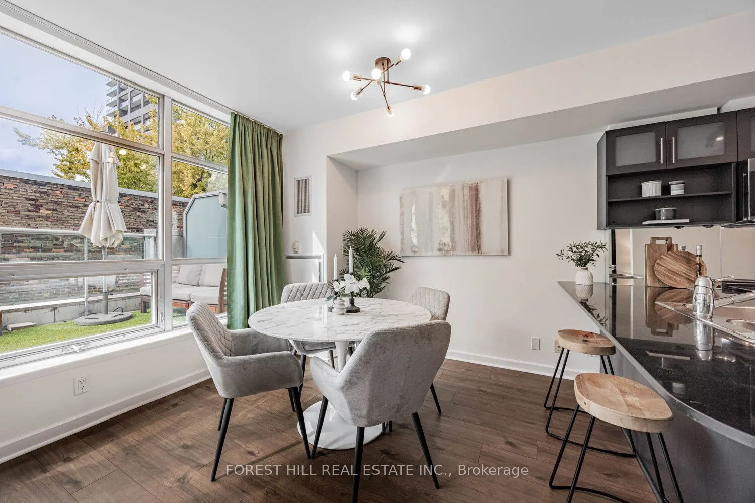 350 Wellington Street W, #306