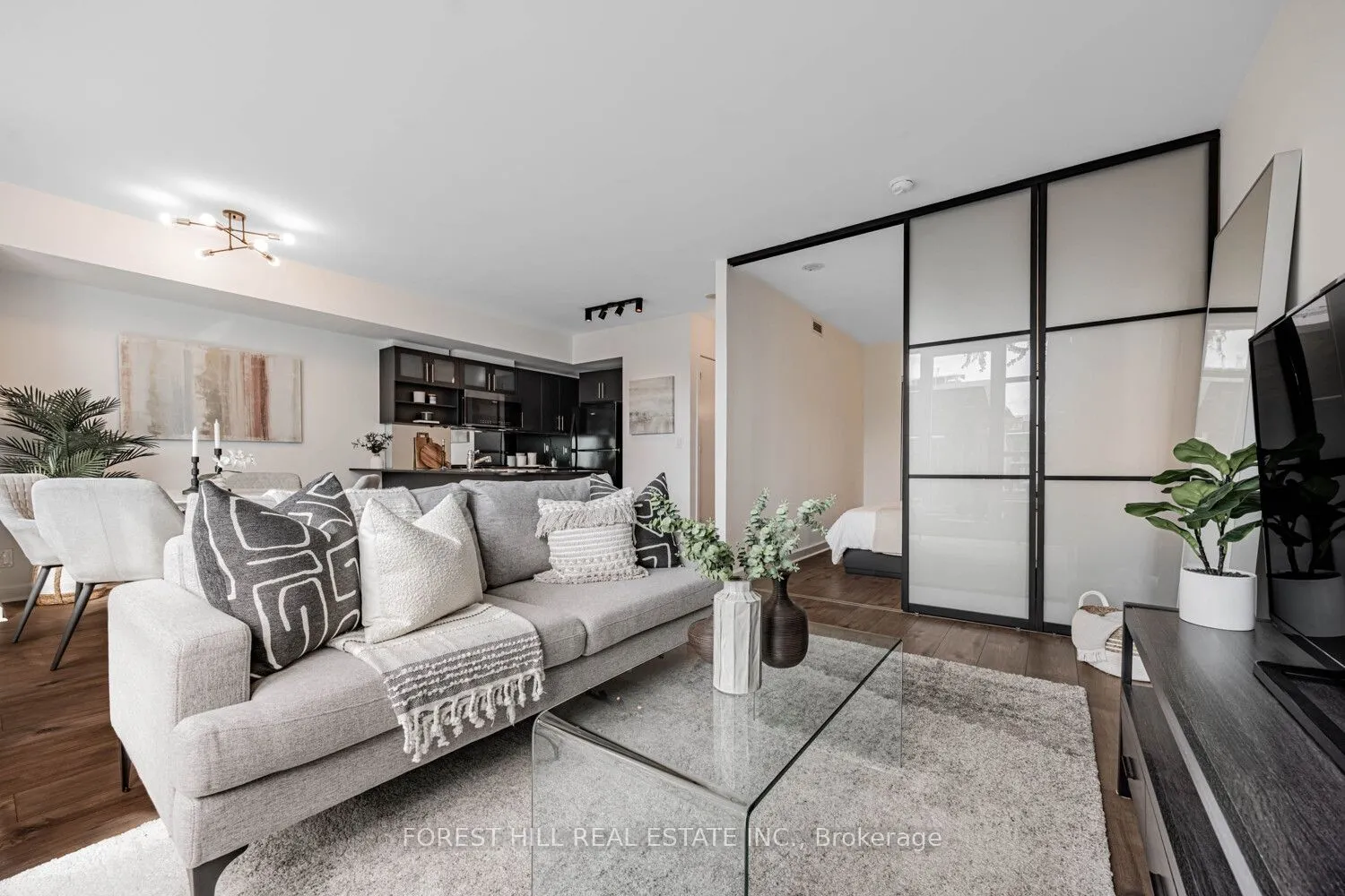 350 Wellington Street W, #306