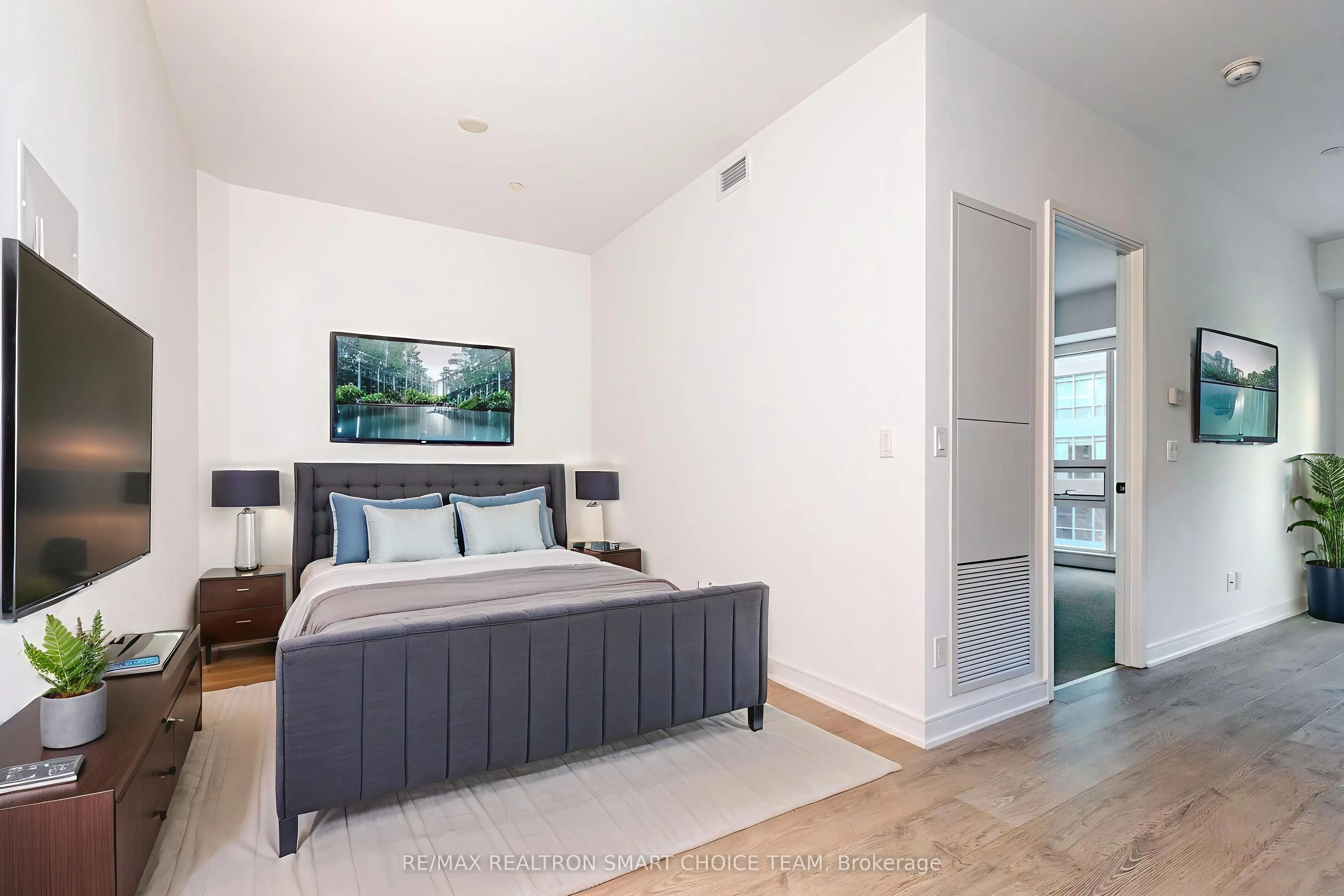 88 Scott Street, #704