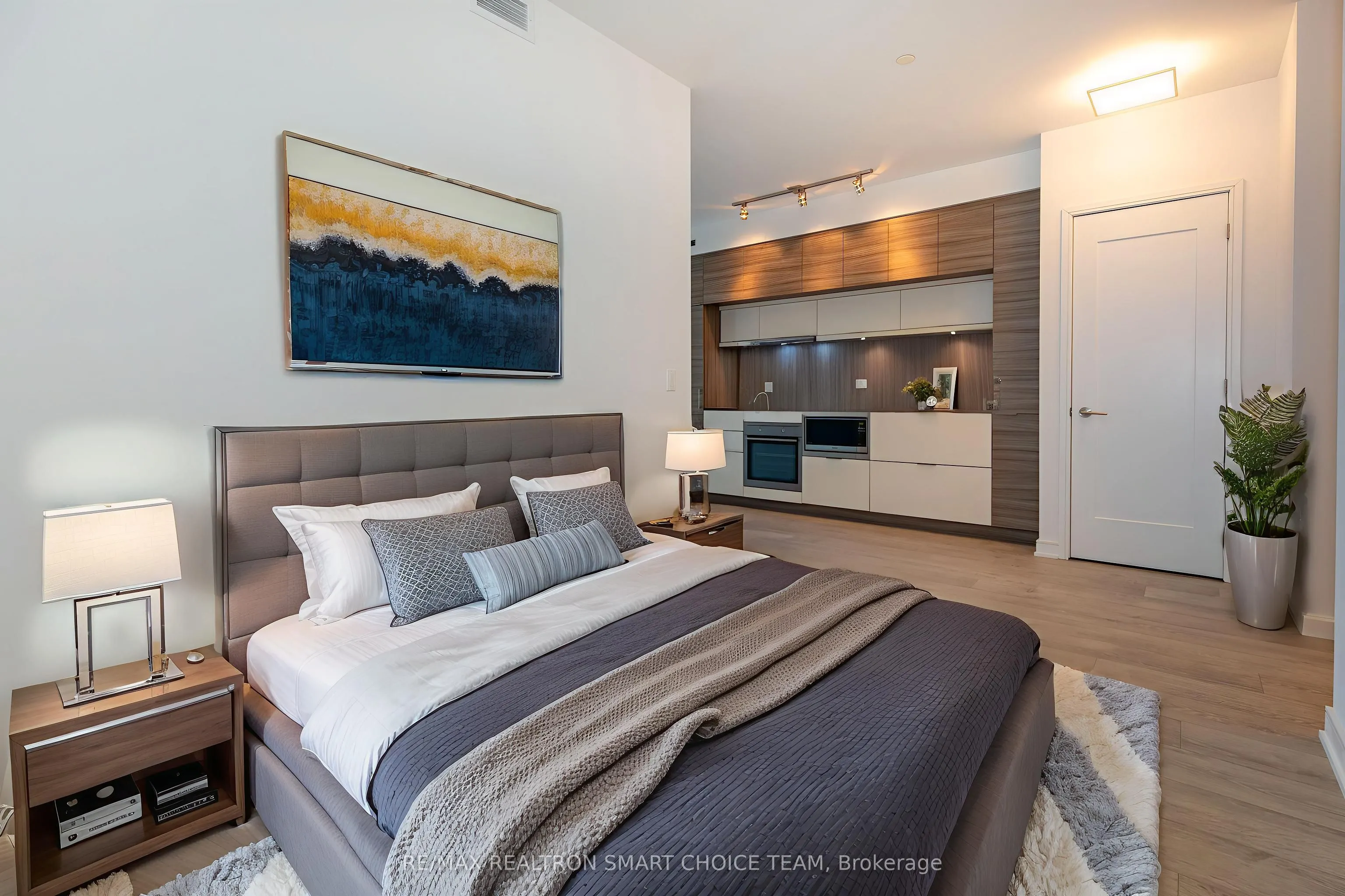 88 Scott Street, #704