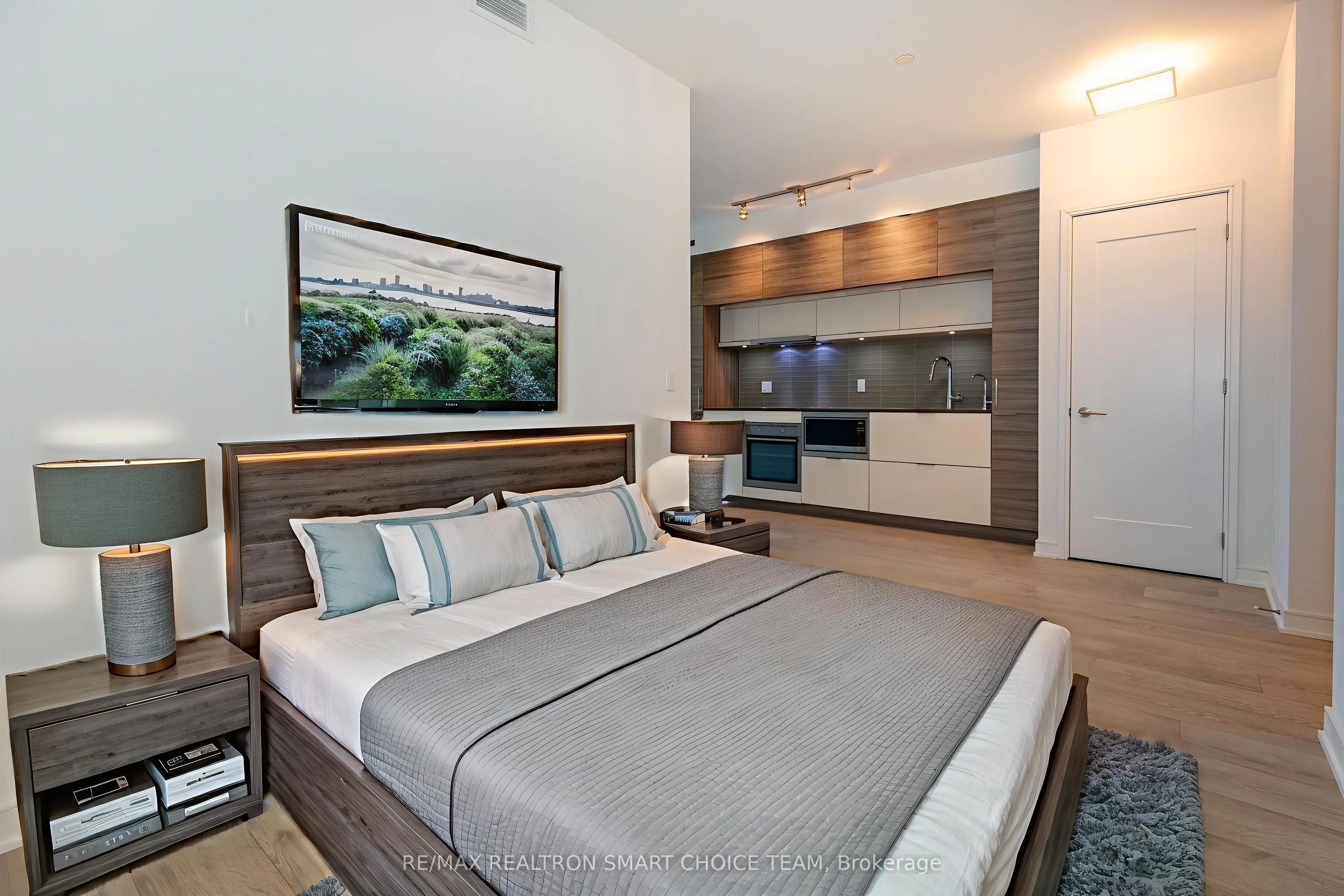 88 Scott Street, #704