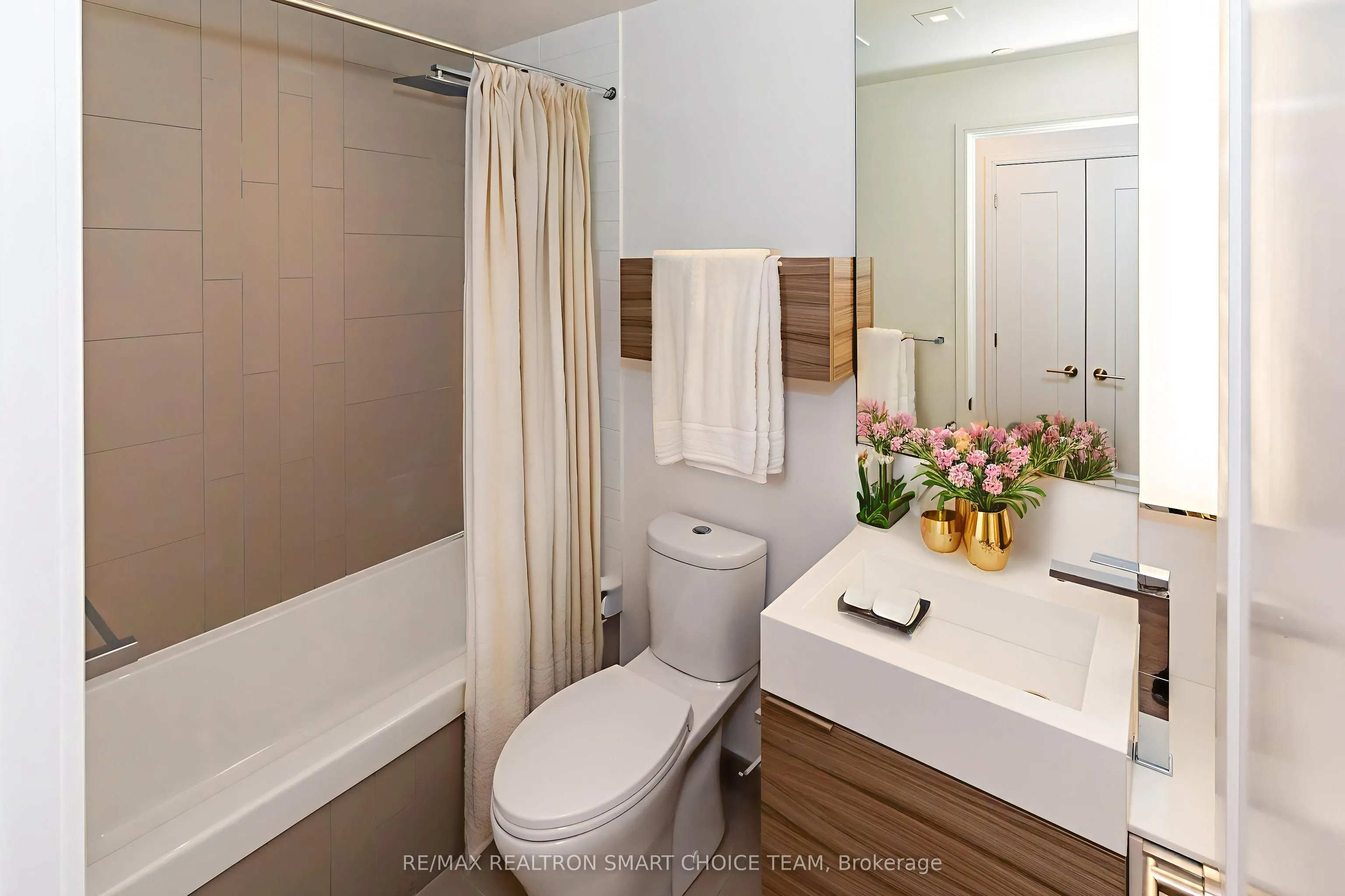 88 Scott Street, #704