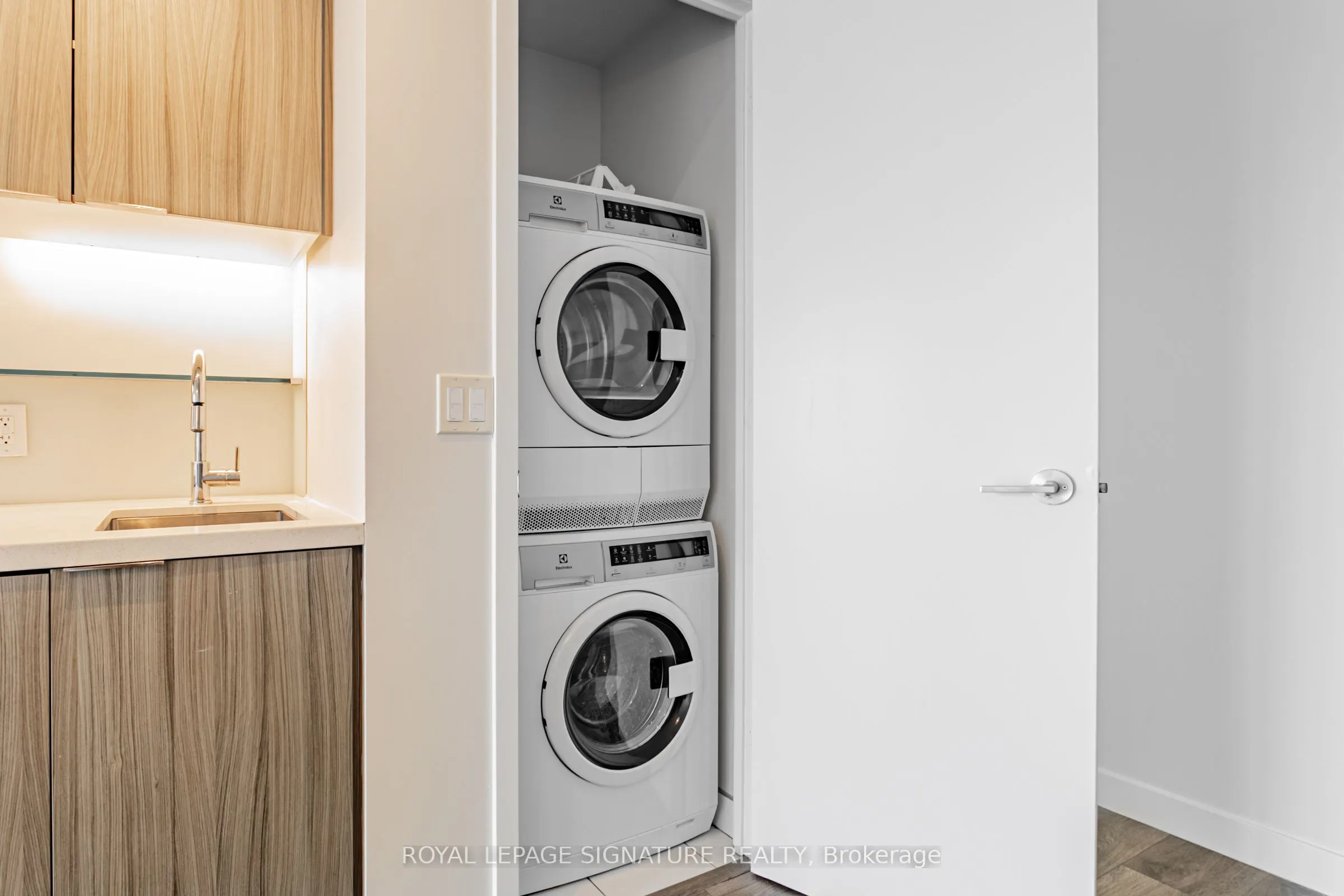 215 Queen Street W, #1805