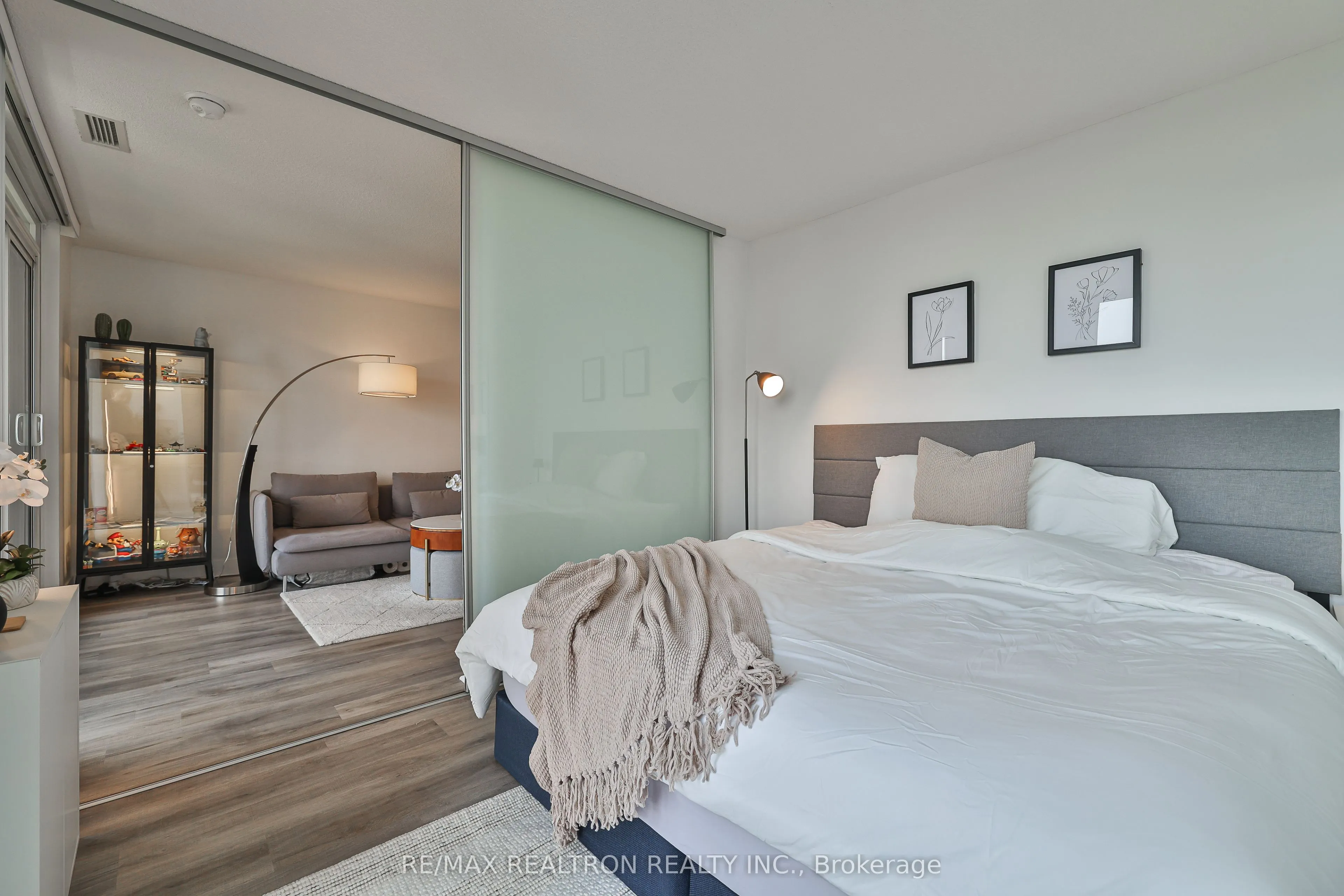 23 Sheppard Avenue E, #1505