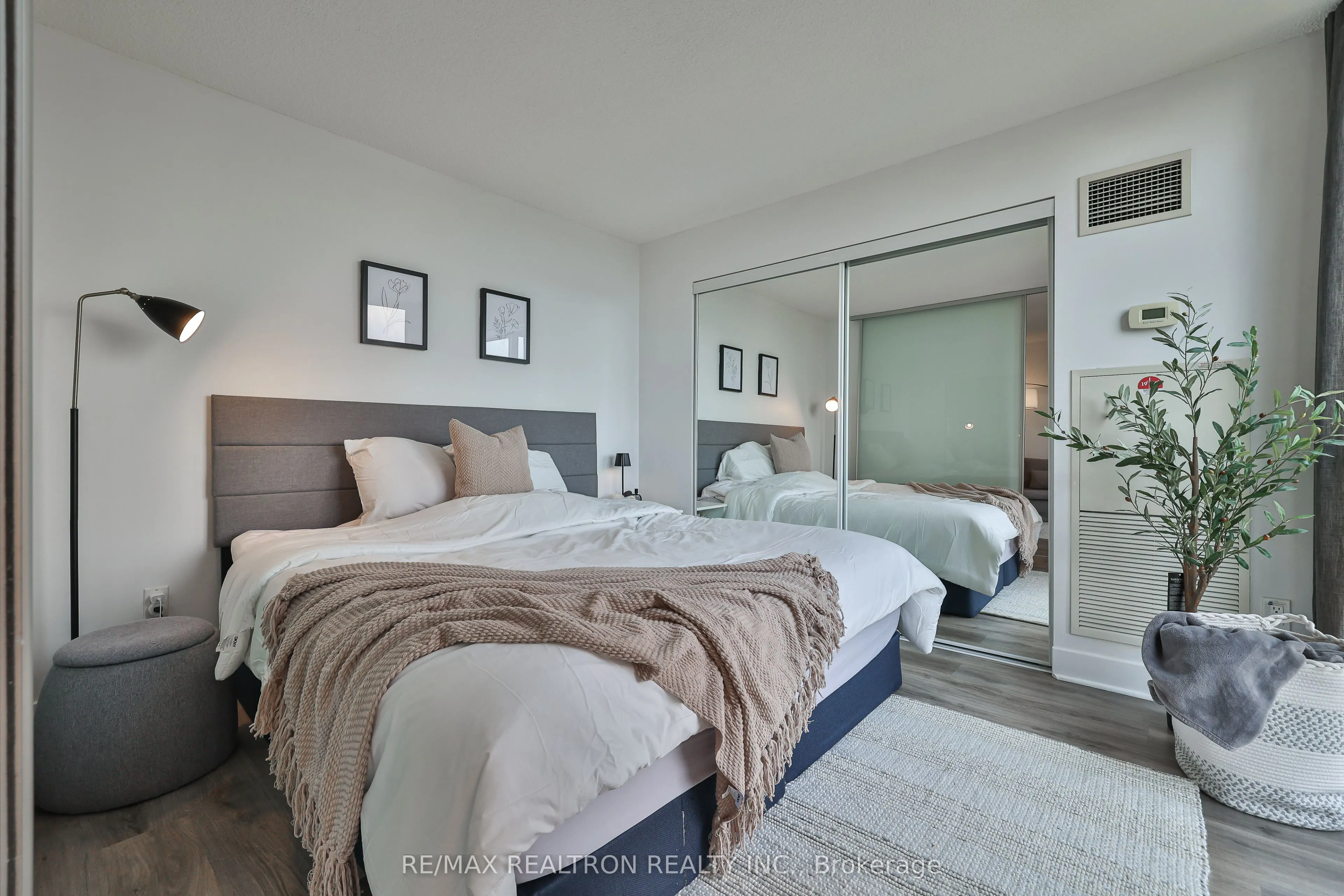 23 Sheppard Avenue E, #1505