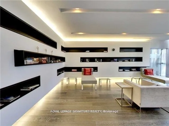 110 Charles Street E, #1601