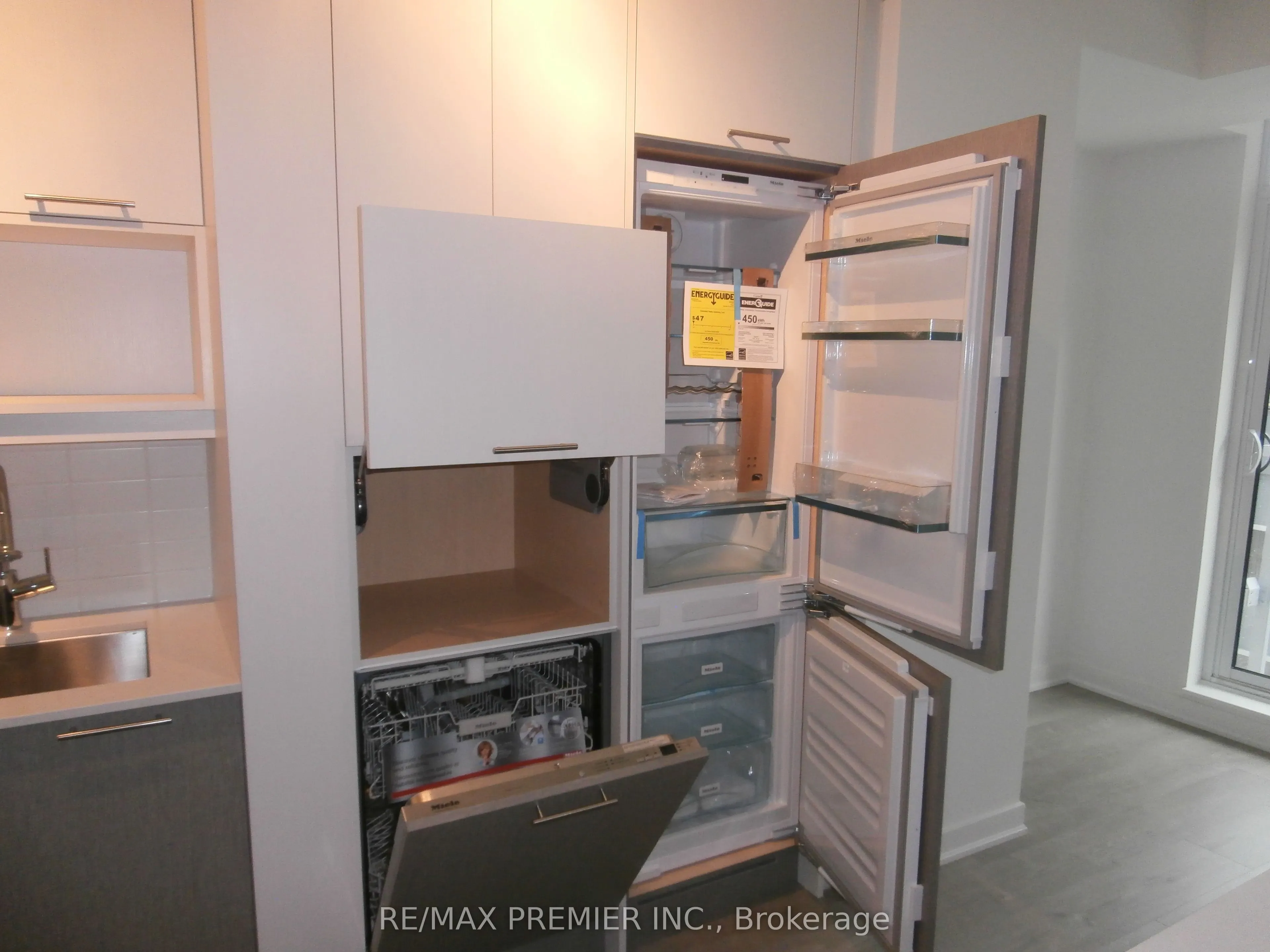 199 Richmond Street W, #402