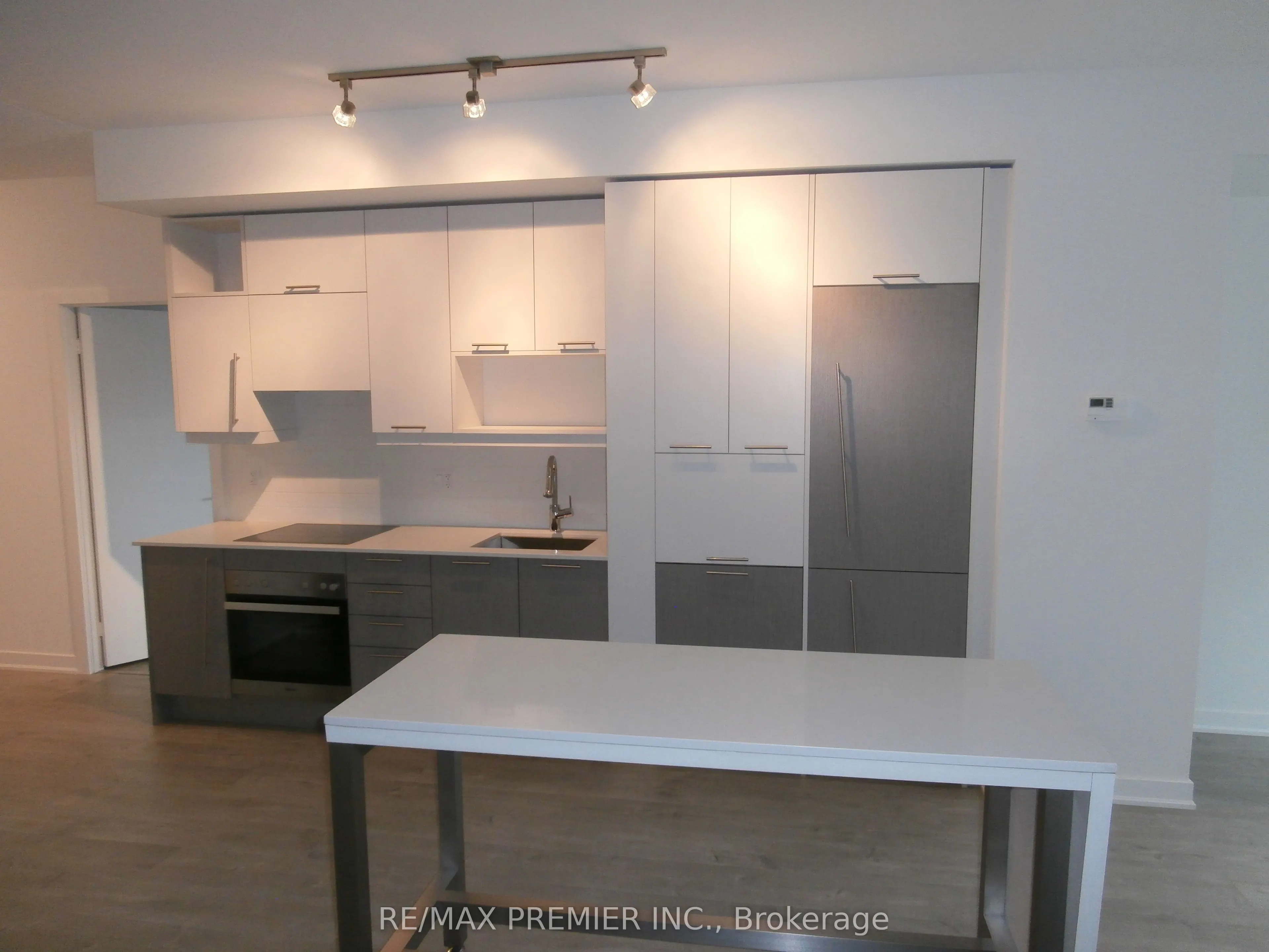 199 Richmond Street W, #402