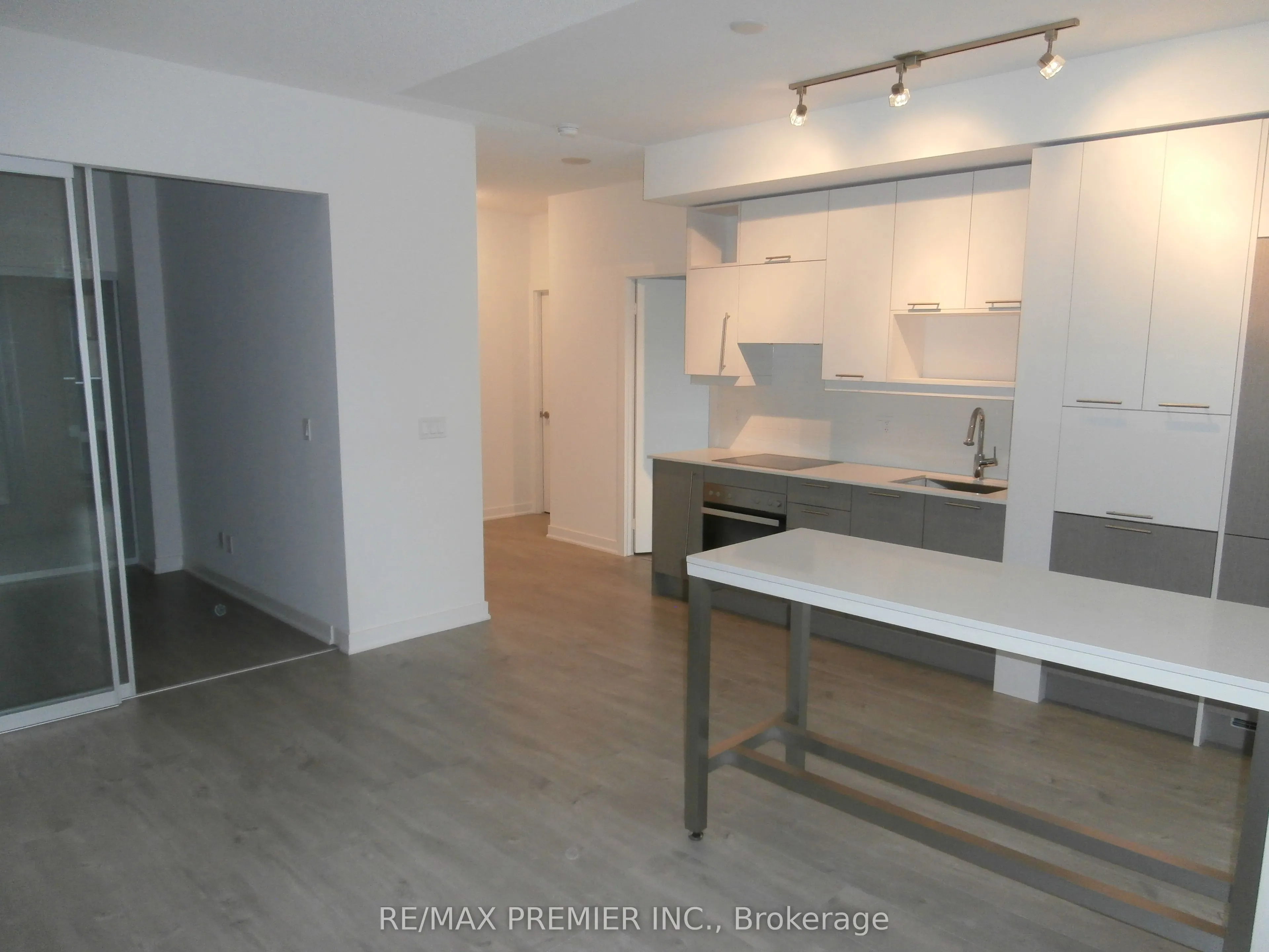 199 Richmond Street W, #402