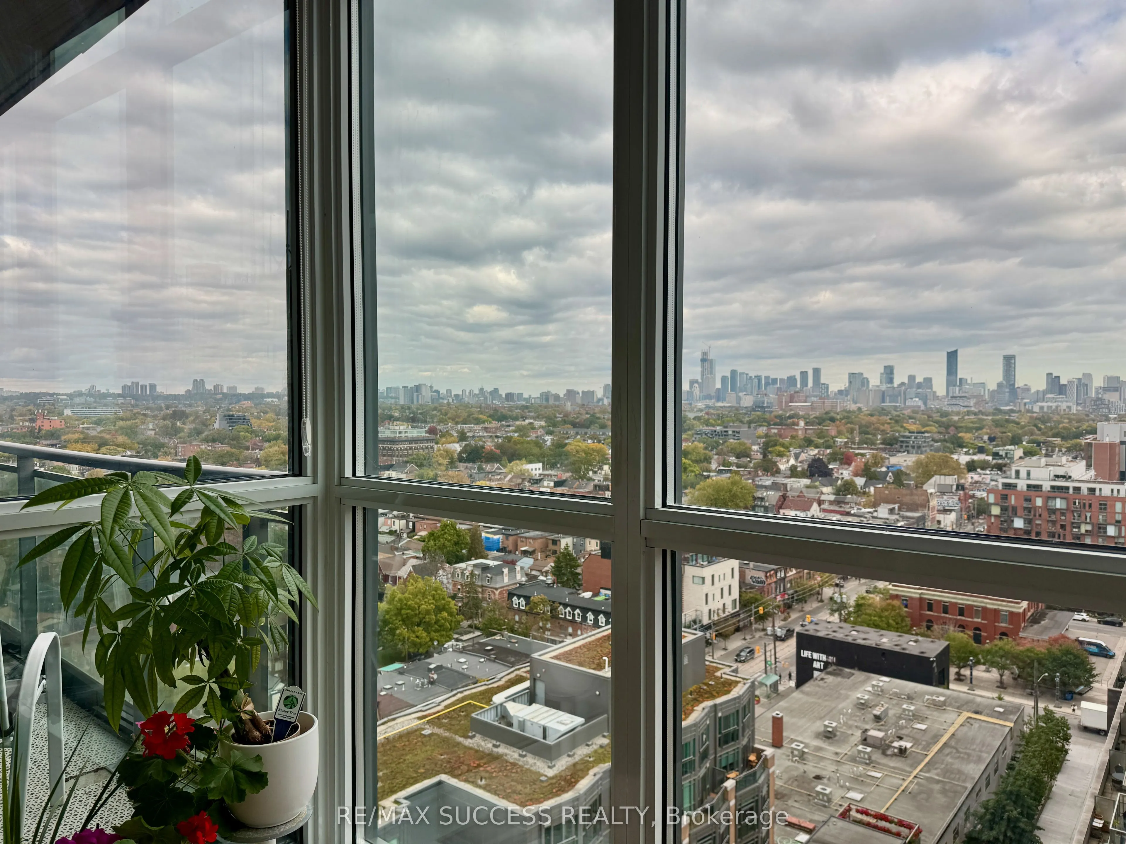 1171 Queen Street W, #1605