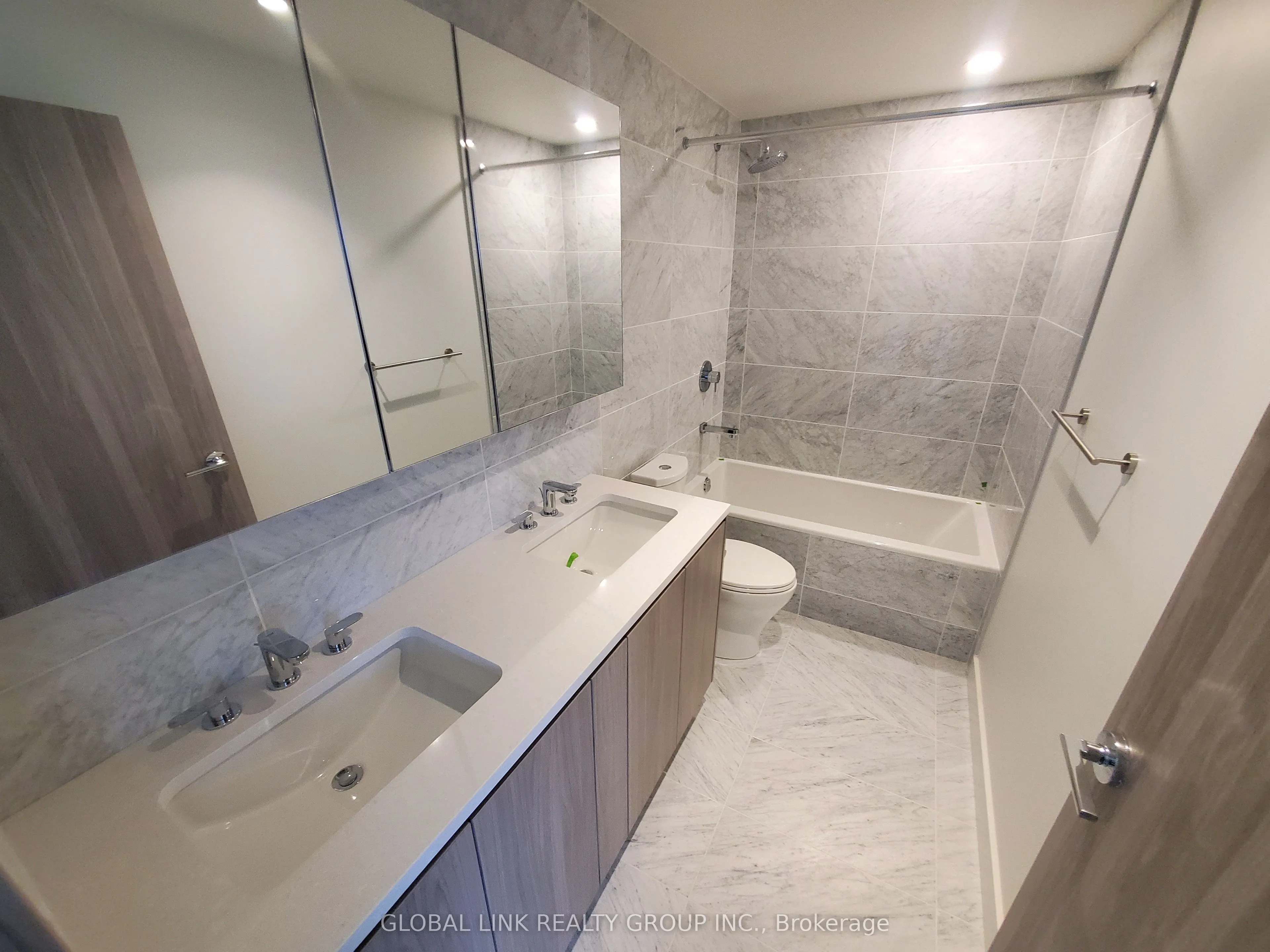 95 Mcmahon Drive, #3502