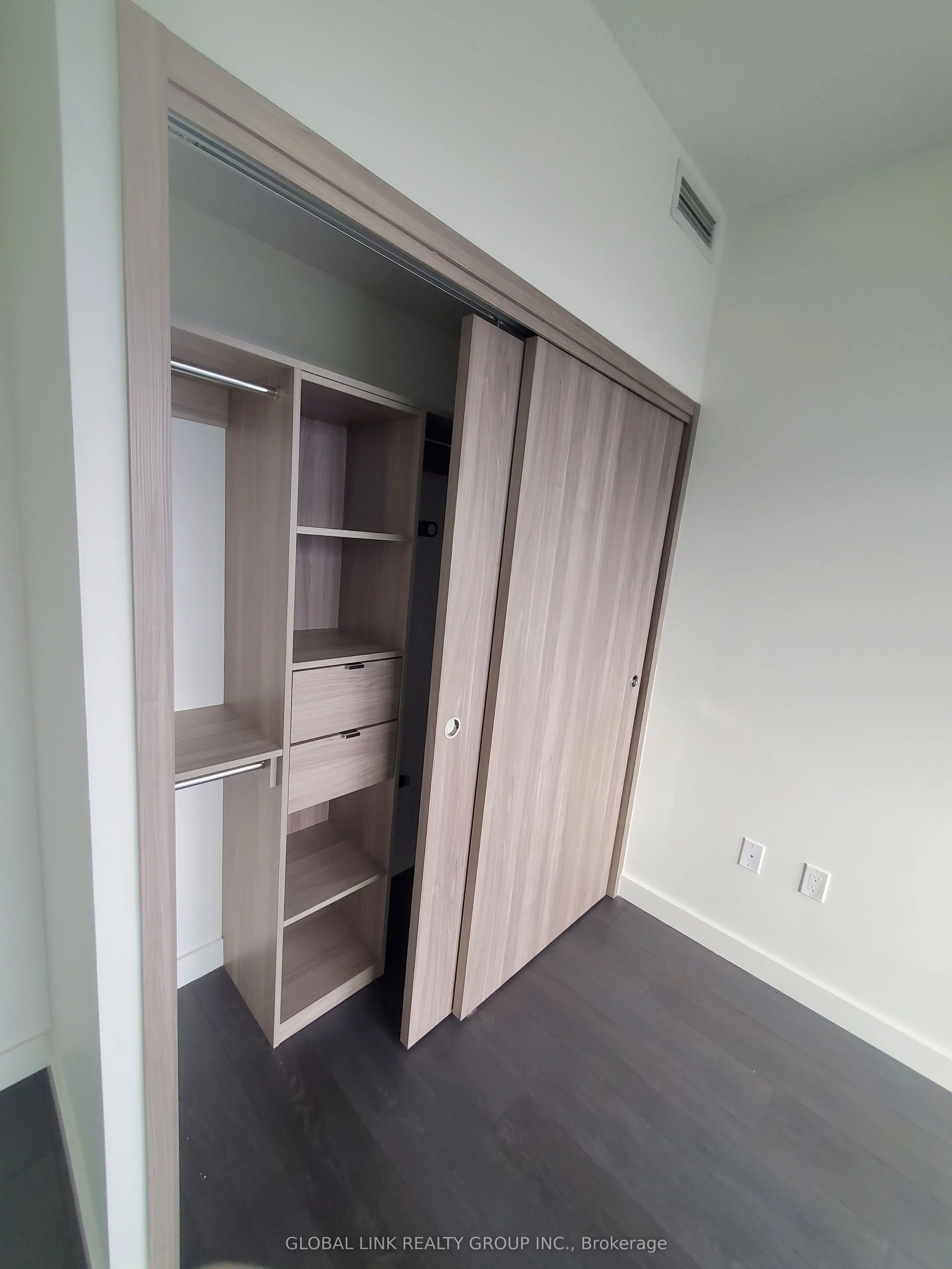 95 Mcmahon Drive, #3502