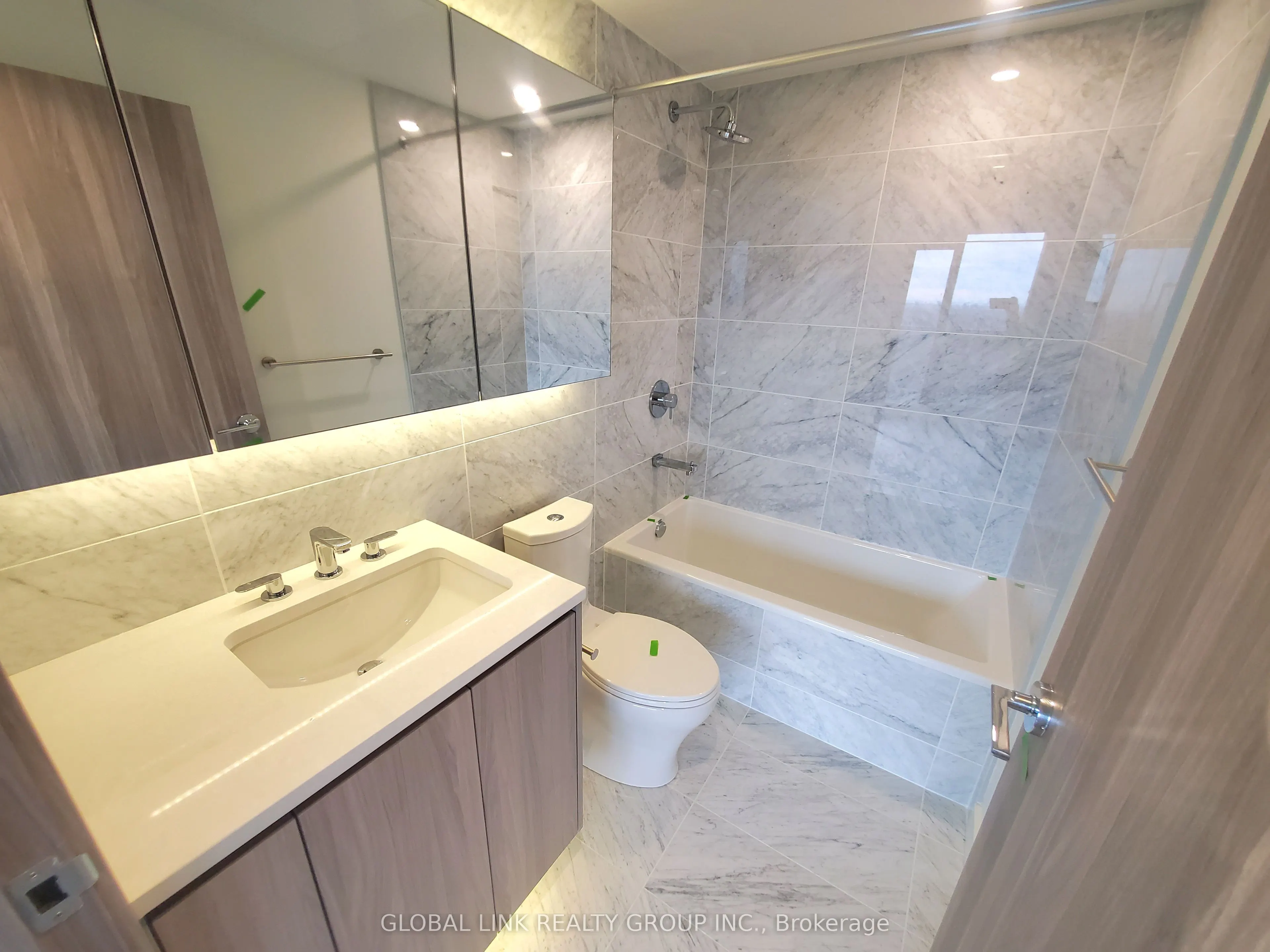 95 MCMAHON Drive, #3502