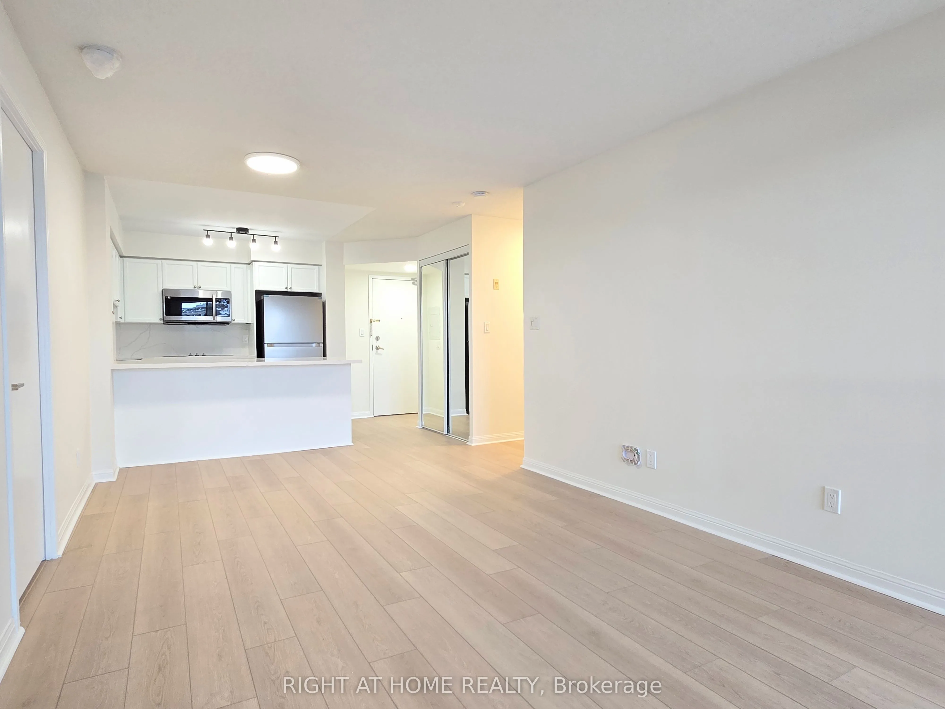 1000 King Street W, #521