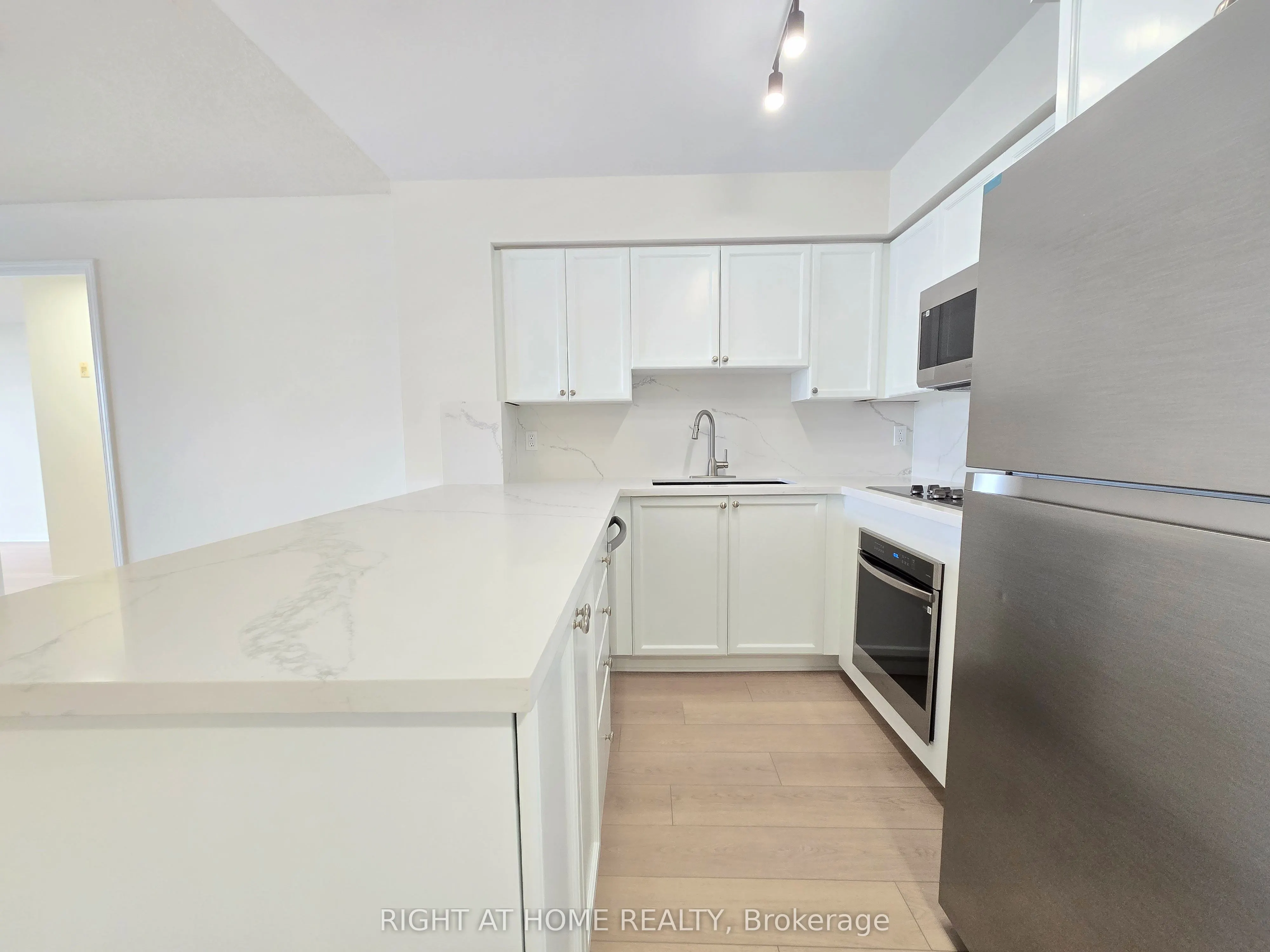 1000 King Street W, #521