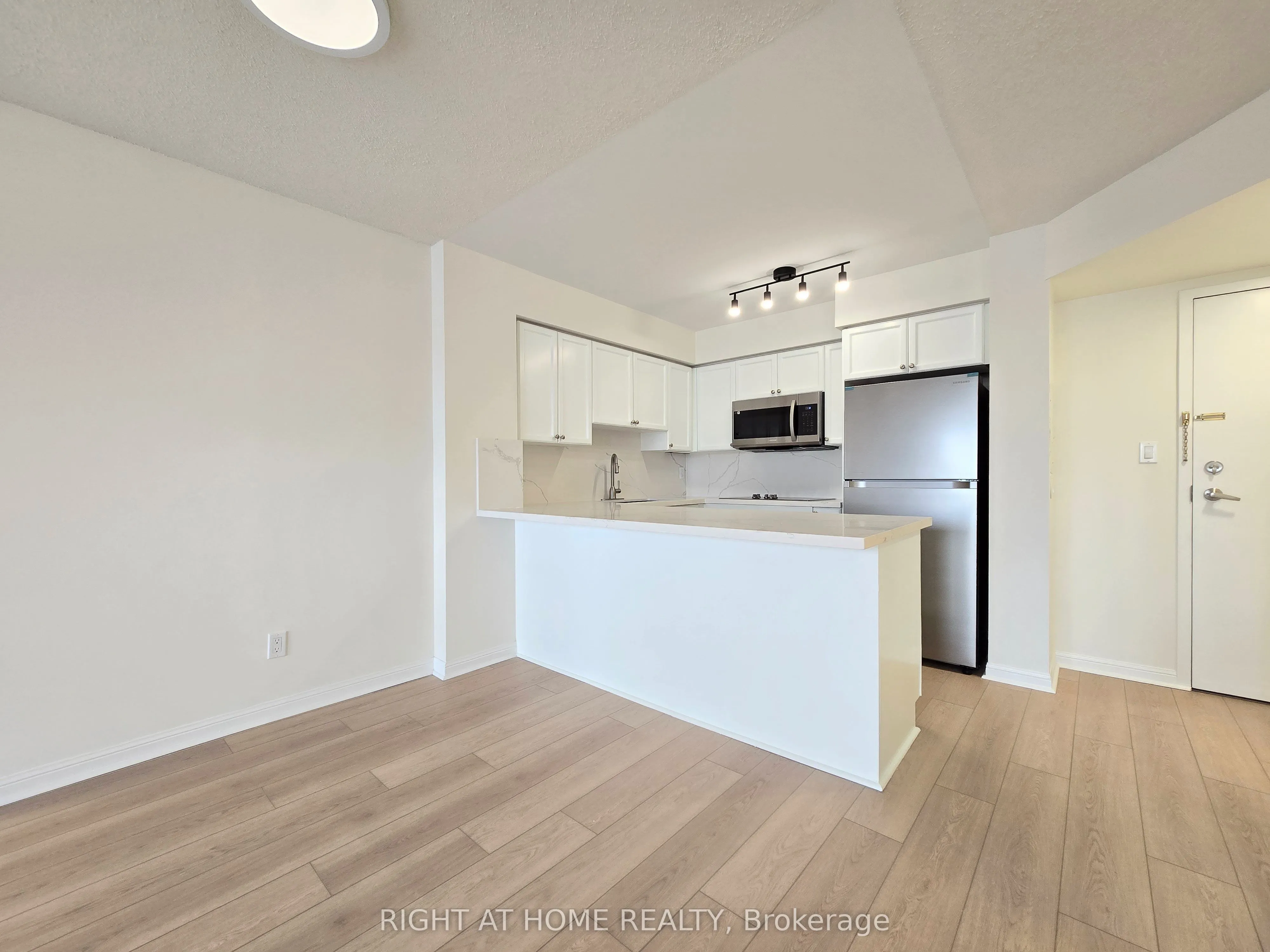 1000 King Street W, #521