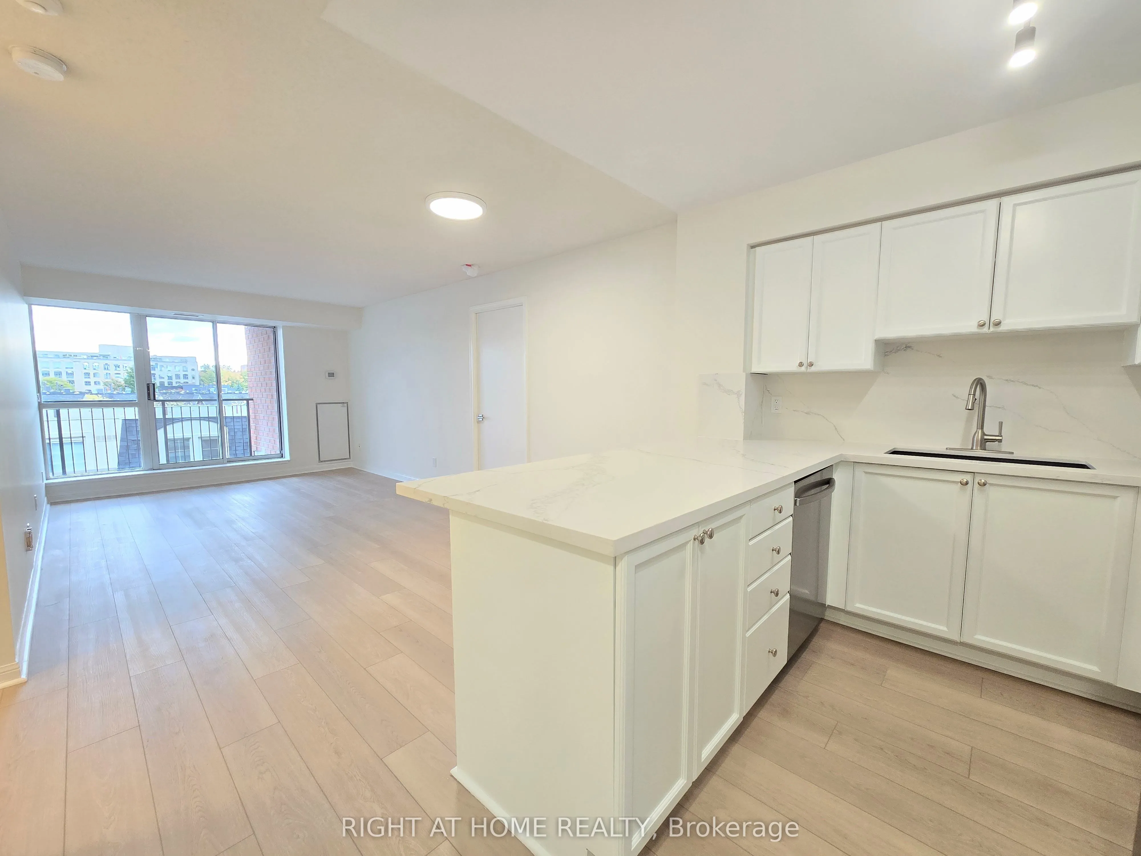 1000 King Street W, #521