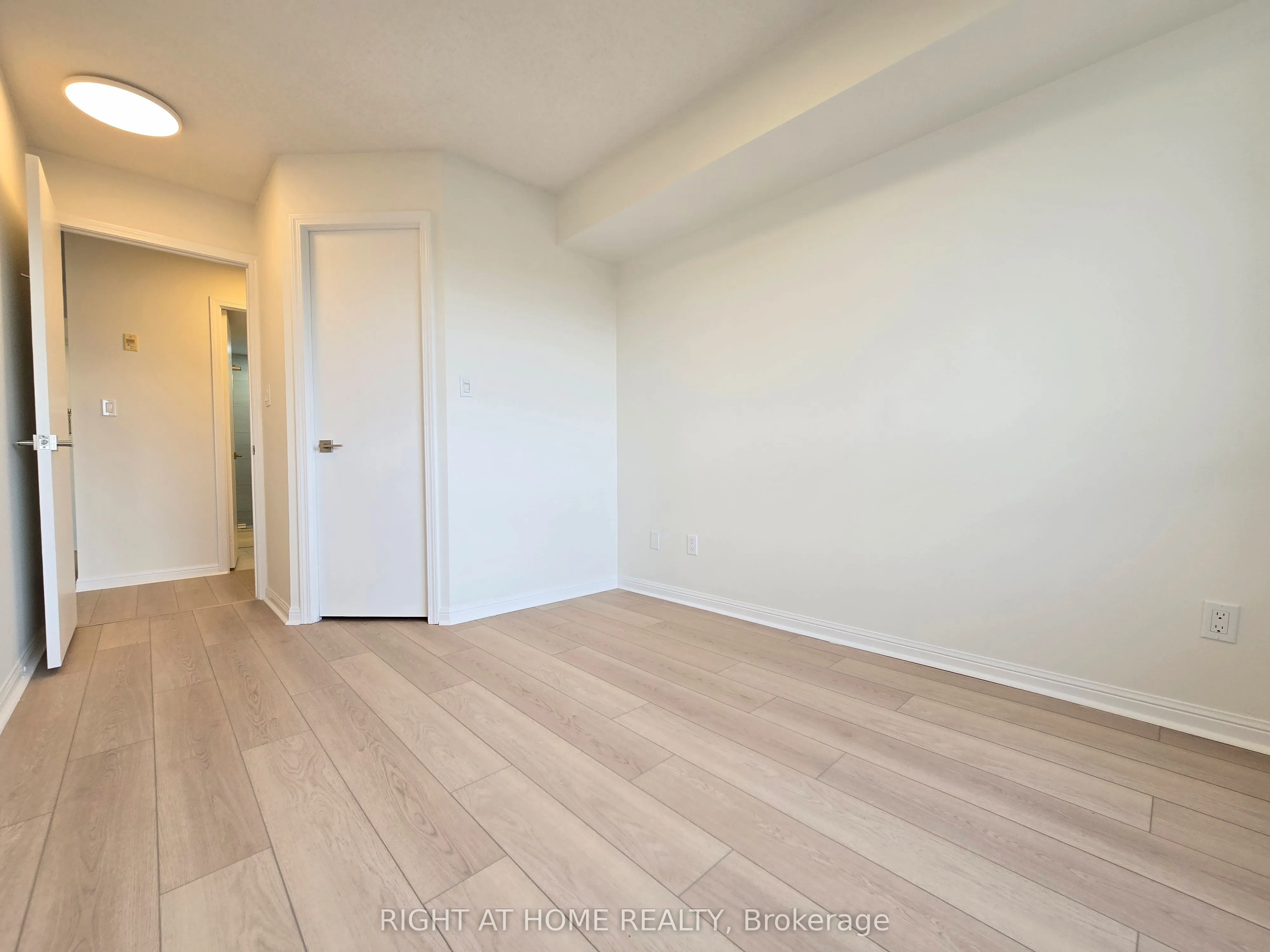 1000 King Street W, #521